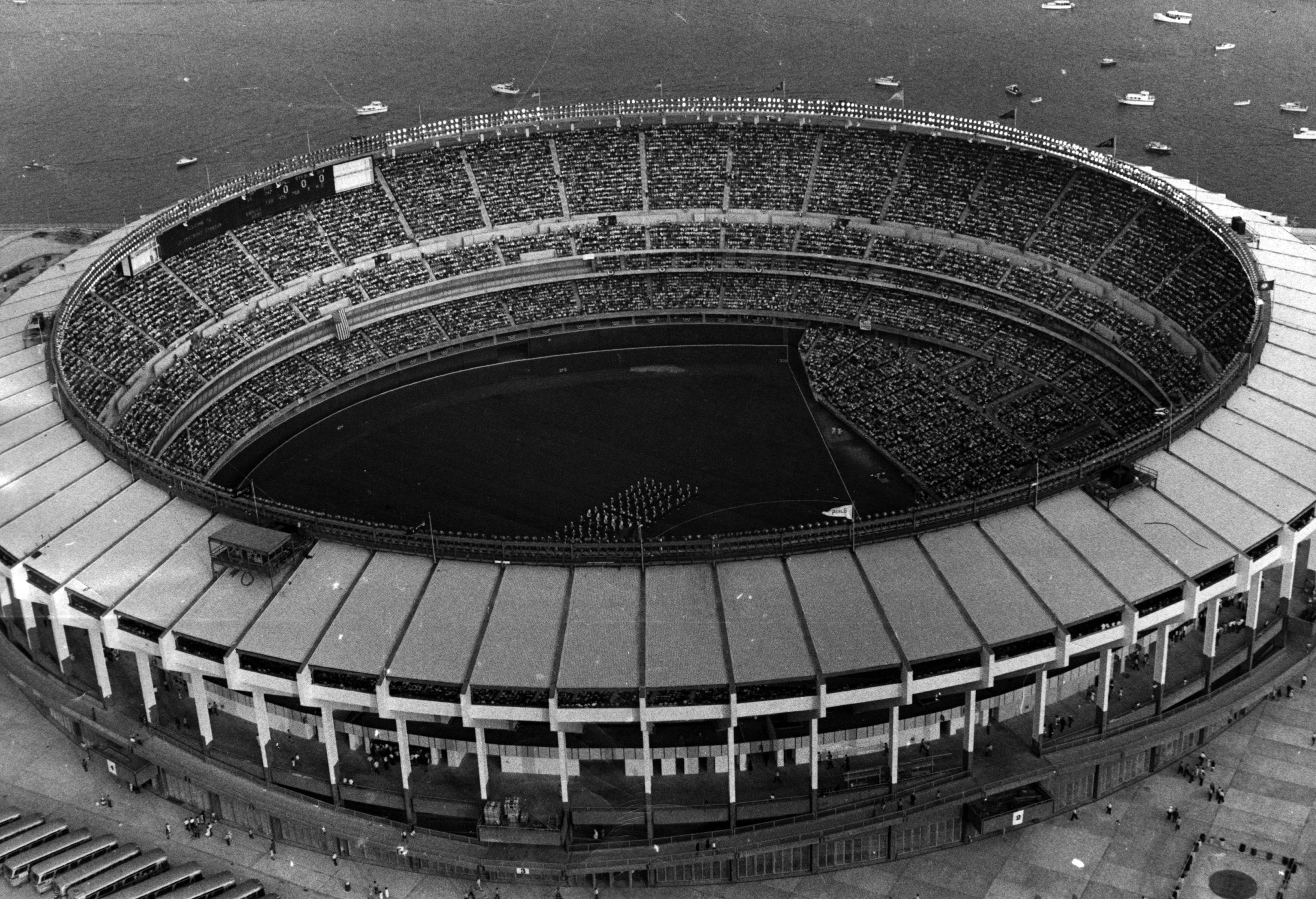 Cincinnati Reds on X: February 1, 1968: Groundbreaking ceremonies are held  at the future site of Riverfront Stadium, the home of five pennant winners  & three World Series champions. Pictured, Johnny Bench