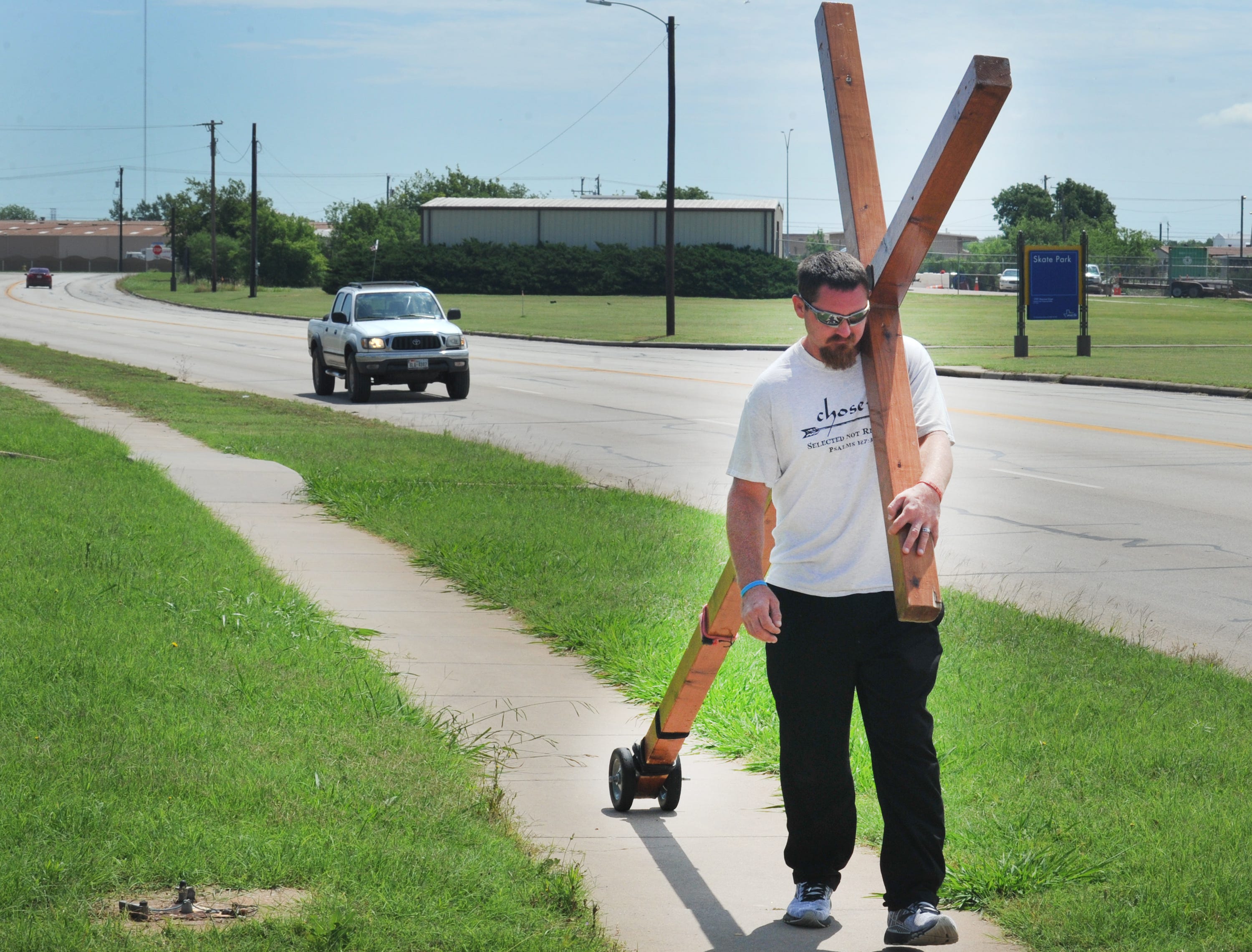 South Carolina Man Carrying Cross To Grand Canyon Hits Wichita Falls