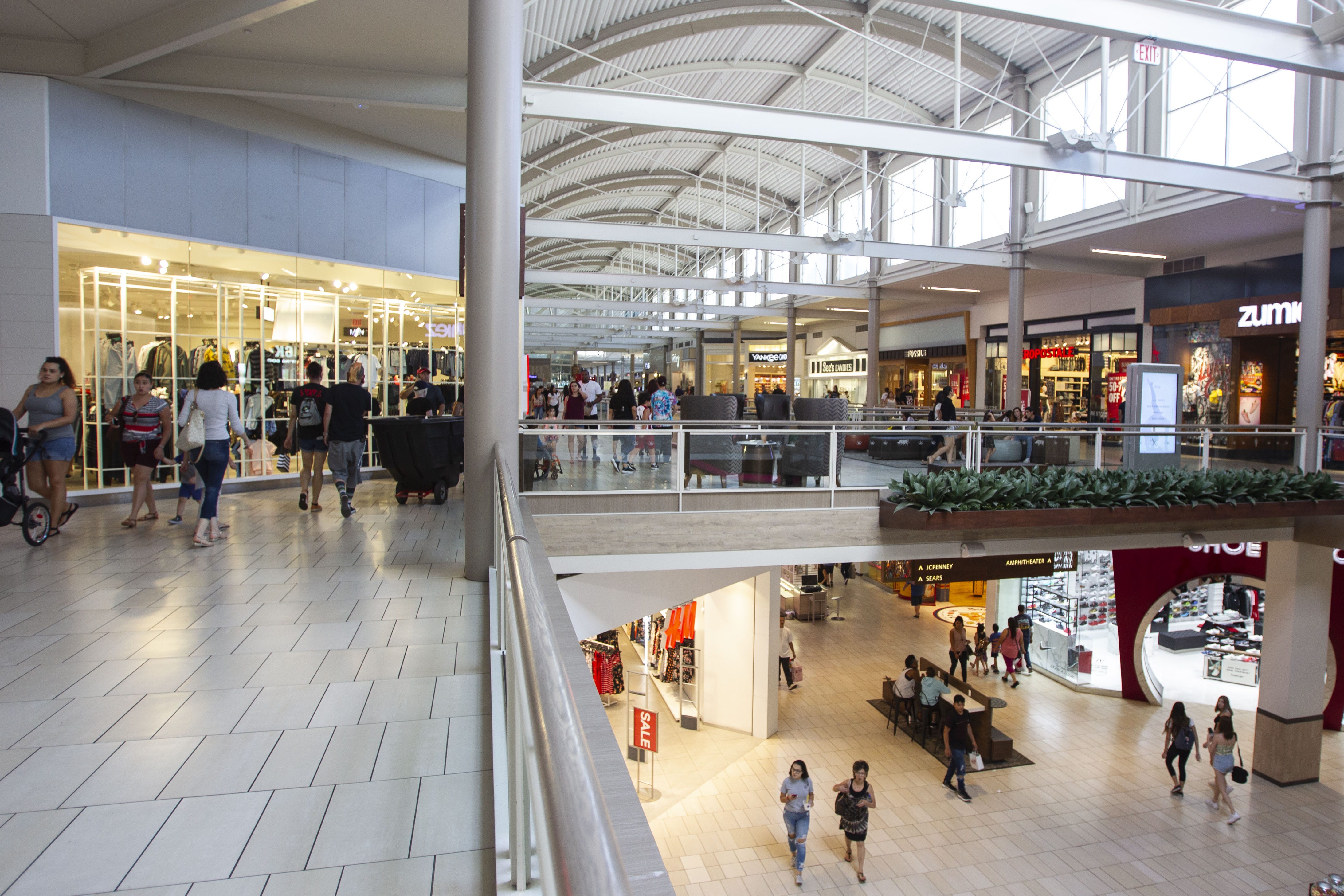 Arrowhead mall in Glendale is defying 