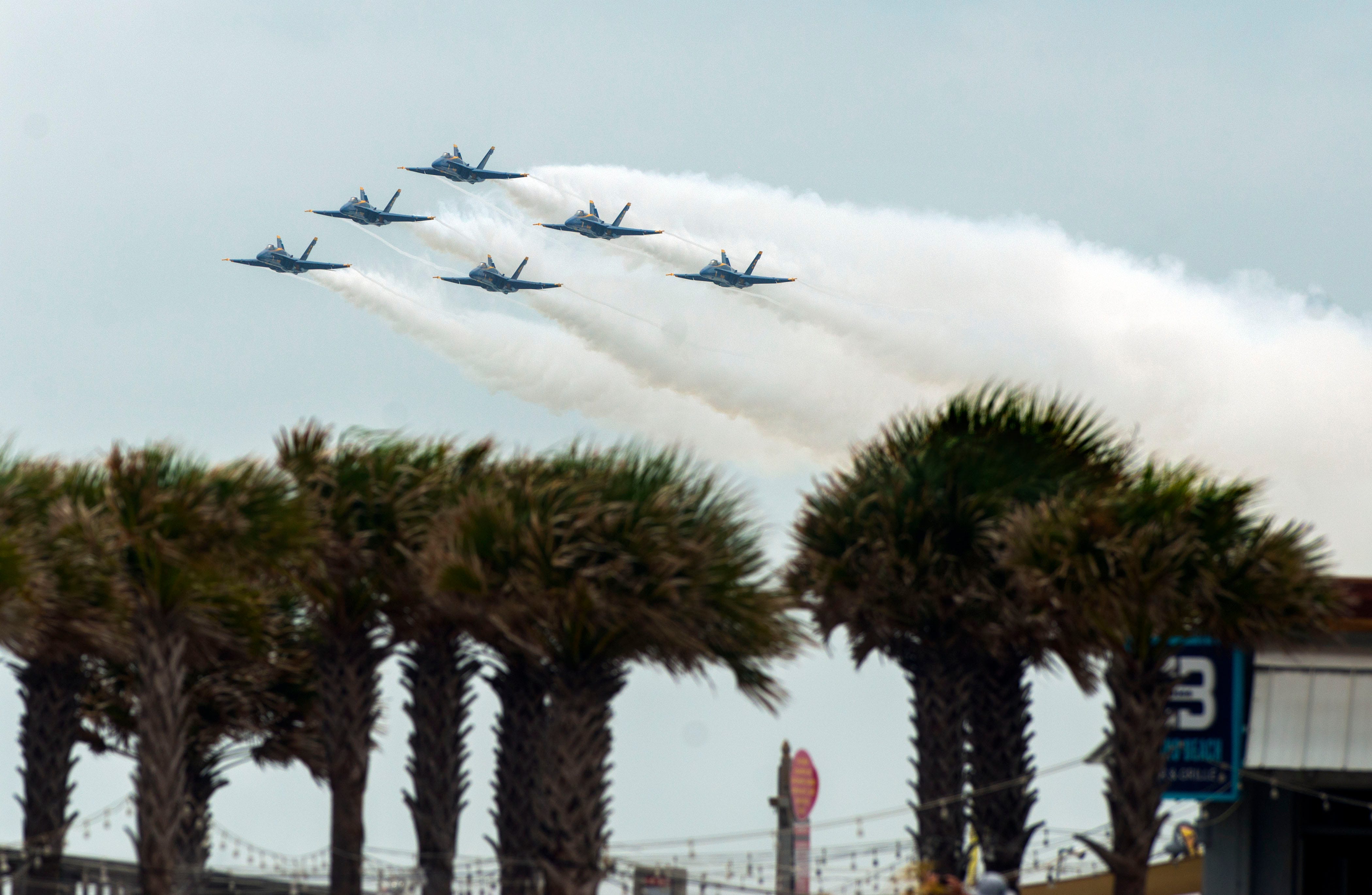 Blue Angels Air Show fans get creative at Pensacola Beach to weather