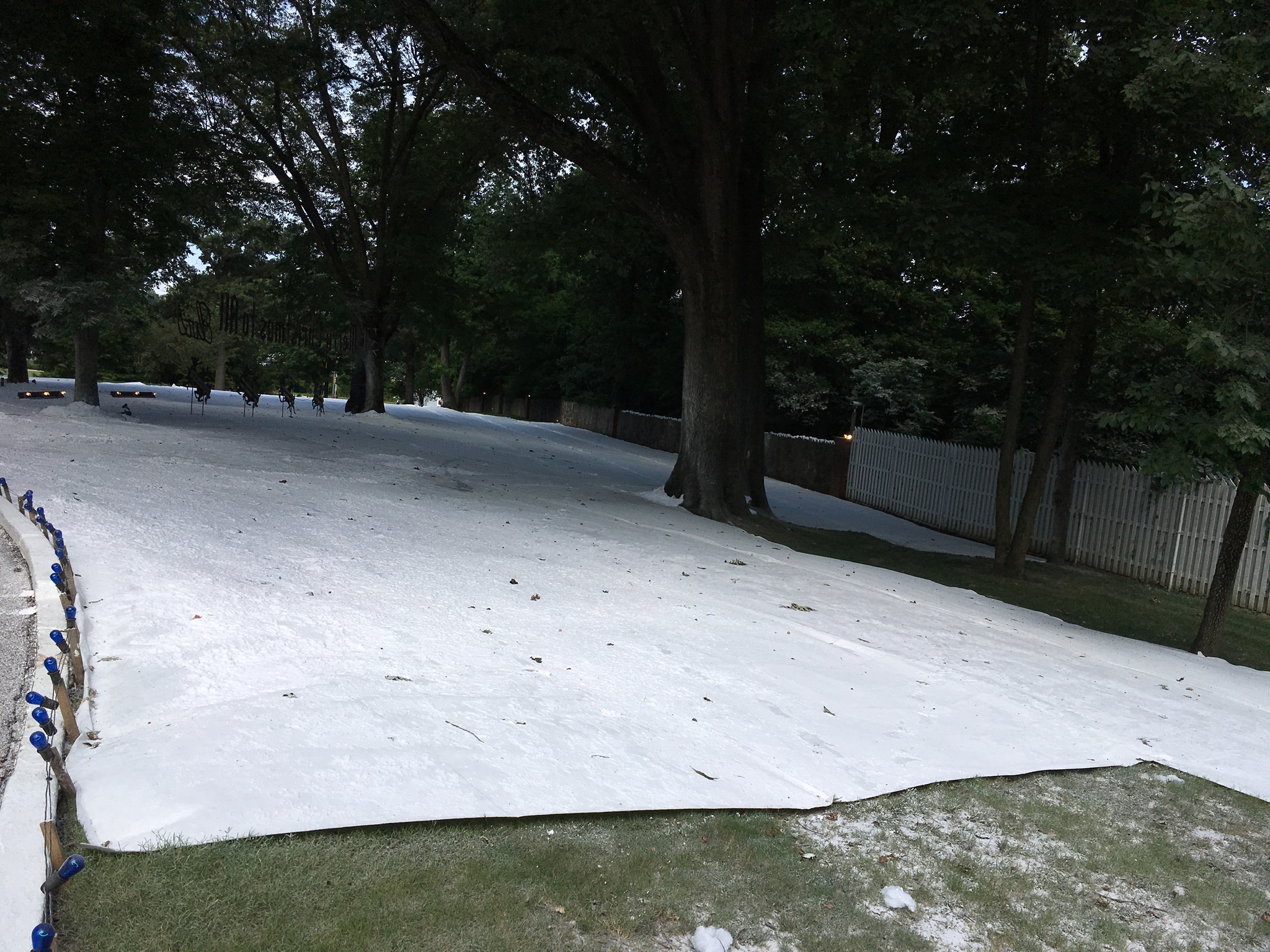 Christmas At Graceland 2 Shoot Brings Snow In July To Elvis Memphis Mansion