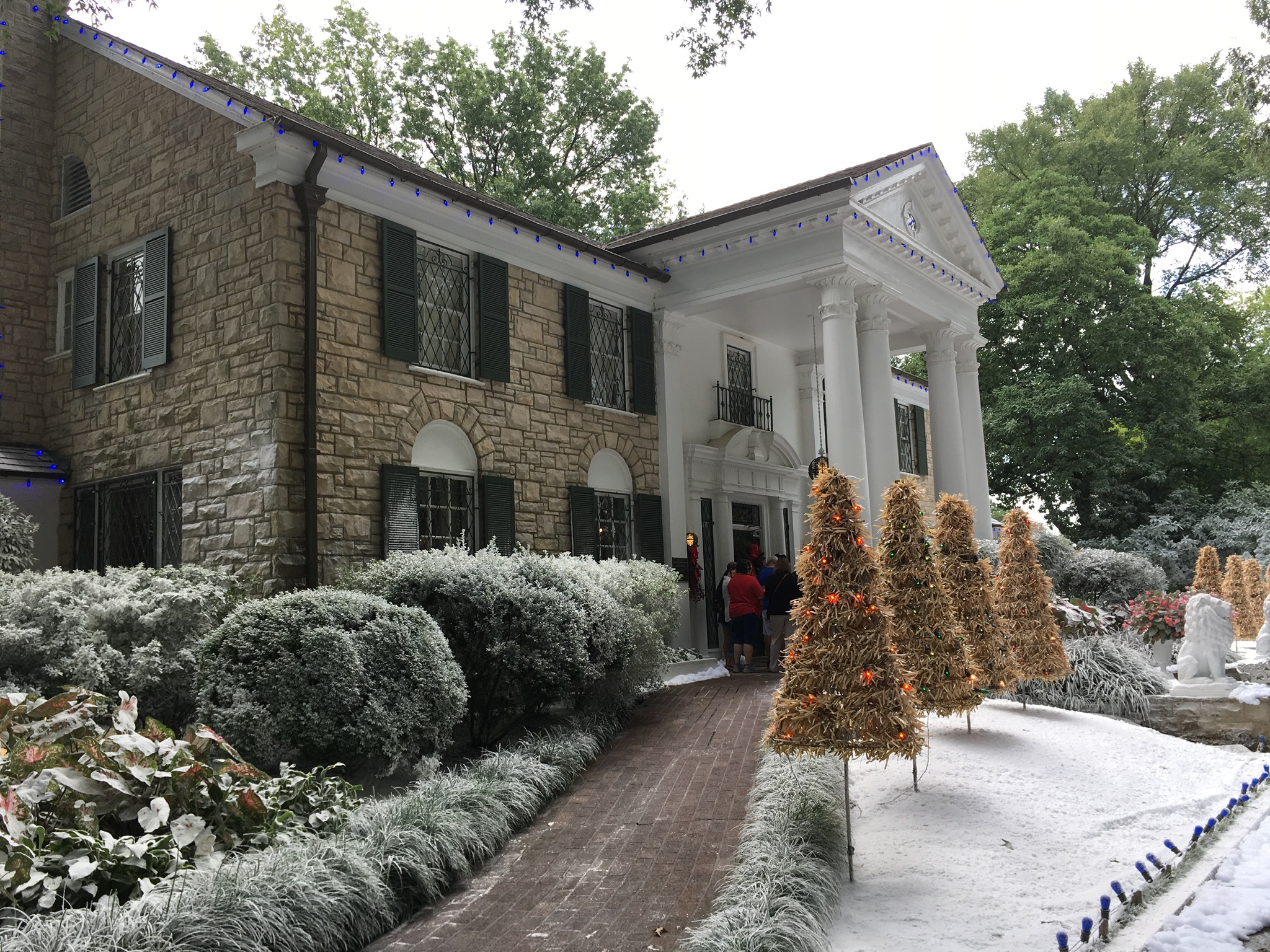 'Christmas at Graceland 2' shoot brings snow in July to Elvis' Memphis