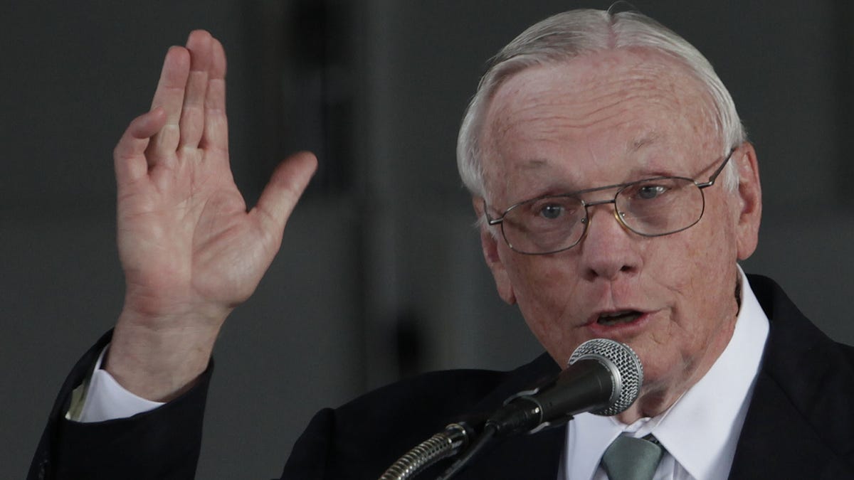 Neil Armstrong in 2009 as he narrated  Portrait of Lincoln accompanied by the Pops. The Cincinnati Pops Orchestra, with Erich Kunzel conducting was joined by The Mormon Tabernacle Choir (360 voices strong) with Mack Wilberg conducting in performance at Riverbend Music Center. Armstrong died three years later.