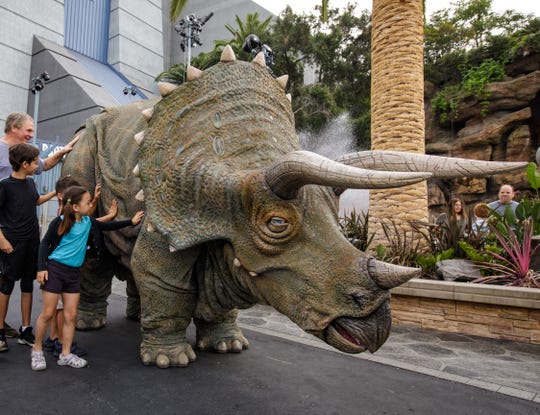 ride on jurassic world triceratops