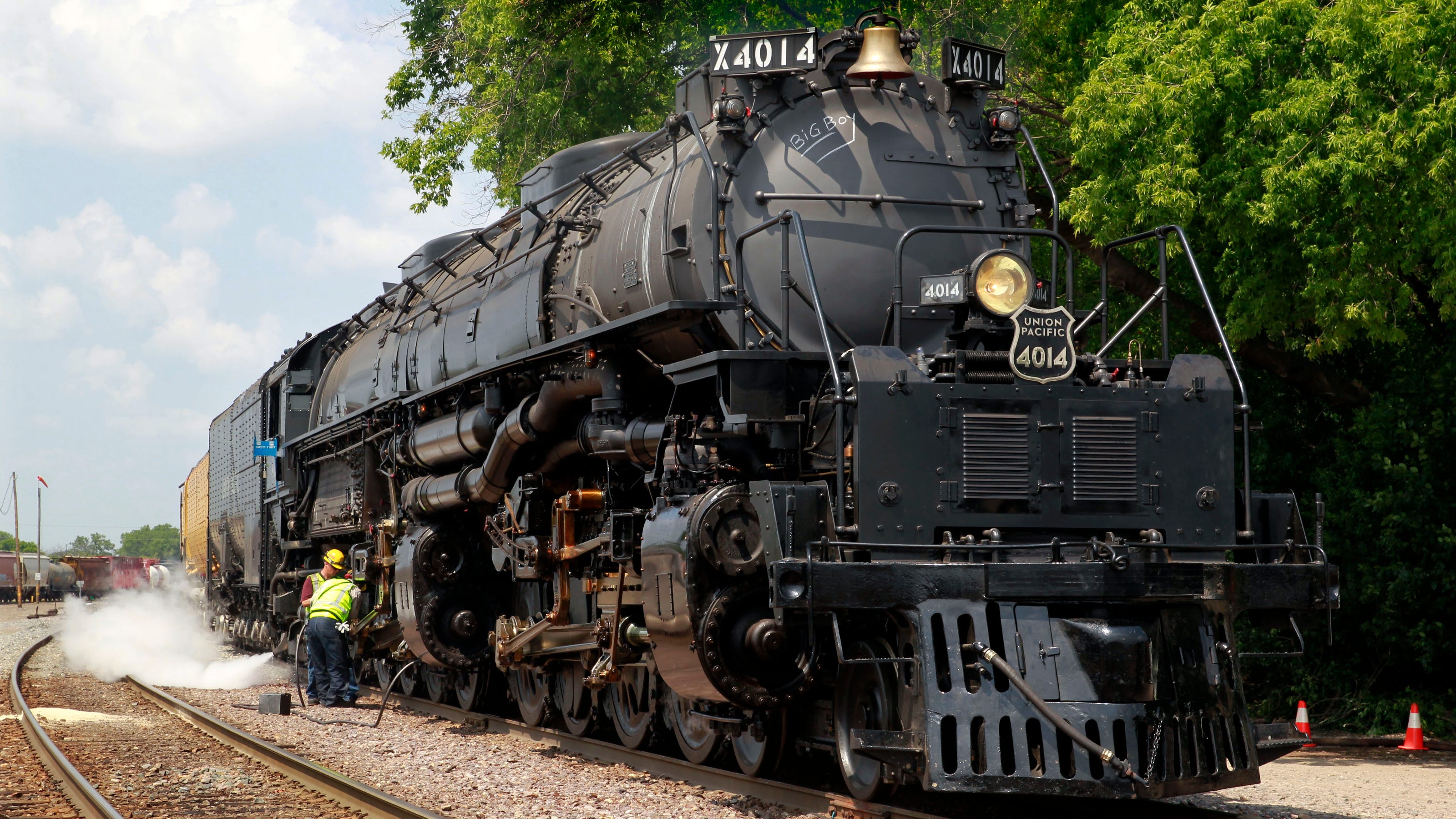 Steam engine Big Boy No. 4014 arrives with fanfare