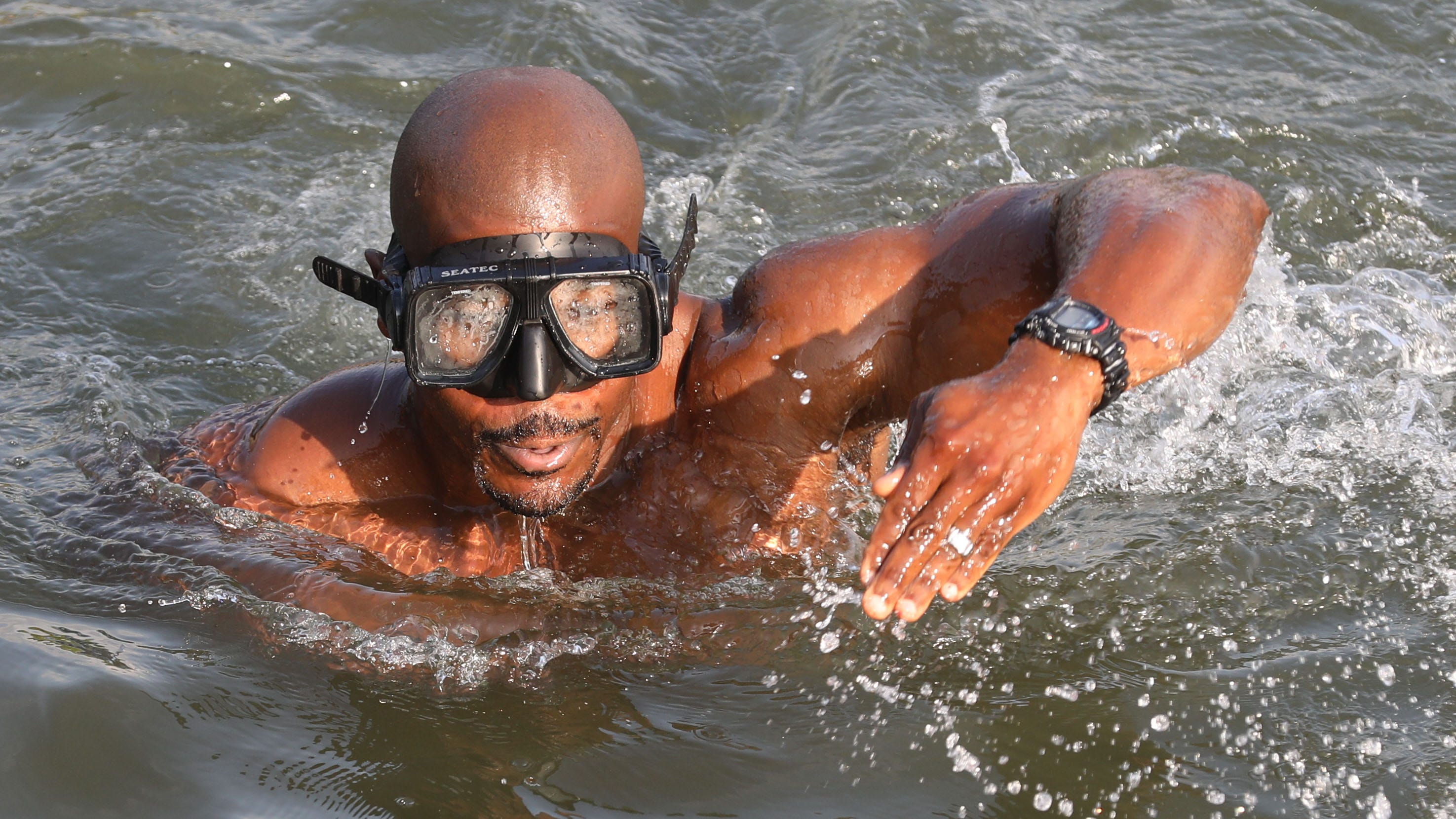34 Navy SEALs swim across the Hudson River to support veterans