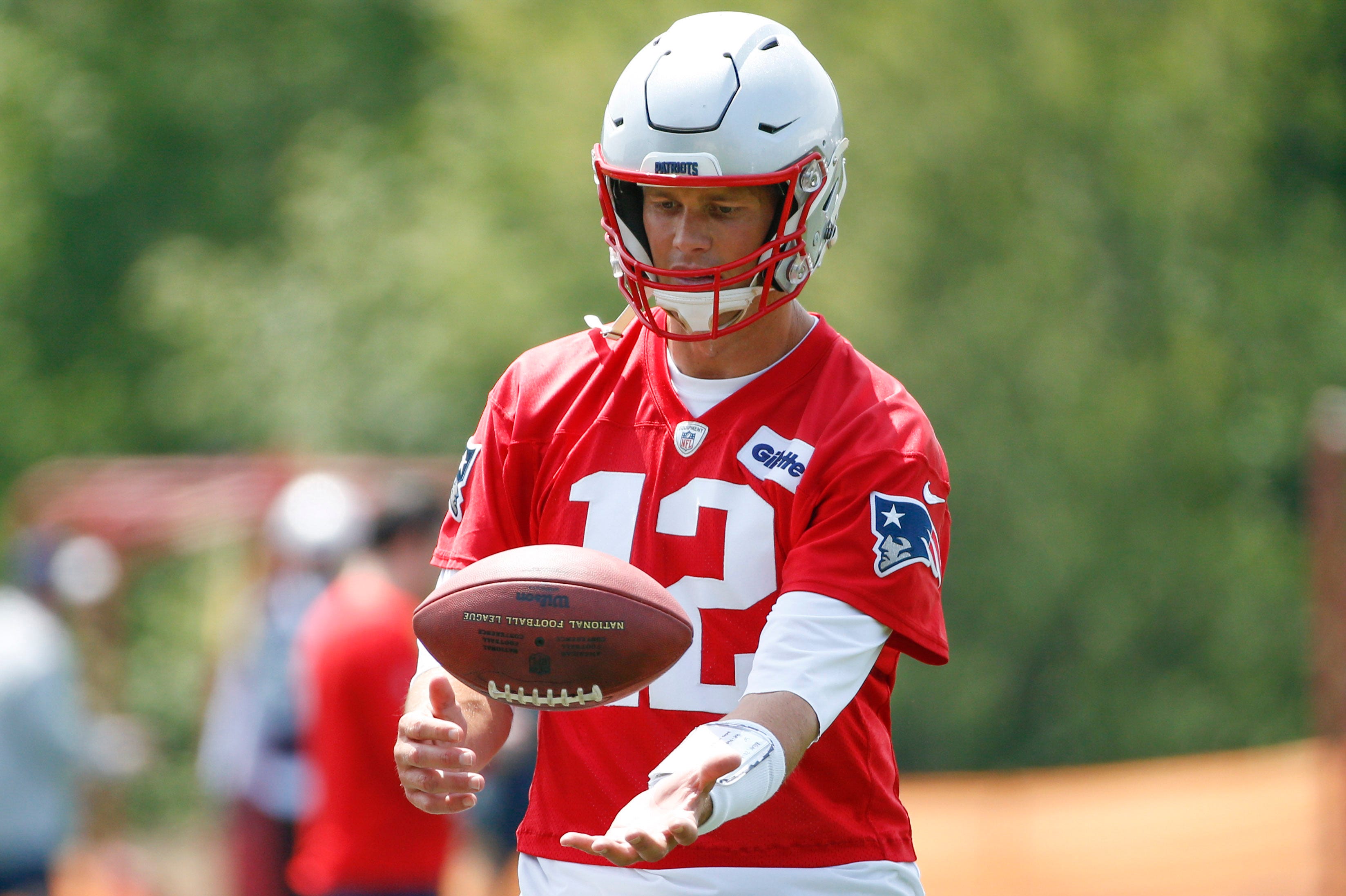 Helmet Stalker on X: Patriots QB Tom Brady is working out in a Riddell  Speed with an S2B-SK1 and a Riddell softcup chinstrap. He last used this  model in 2012. Worth noting