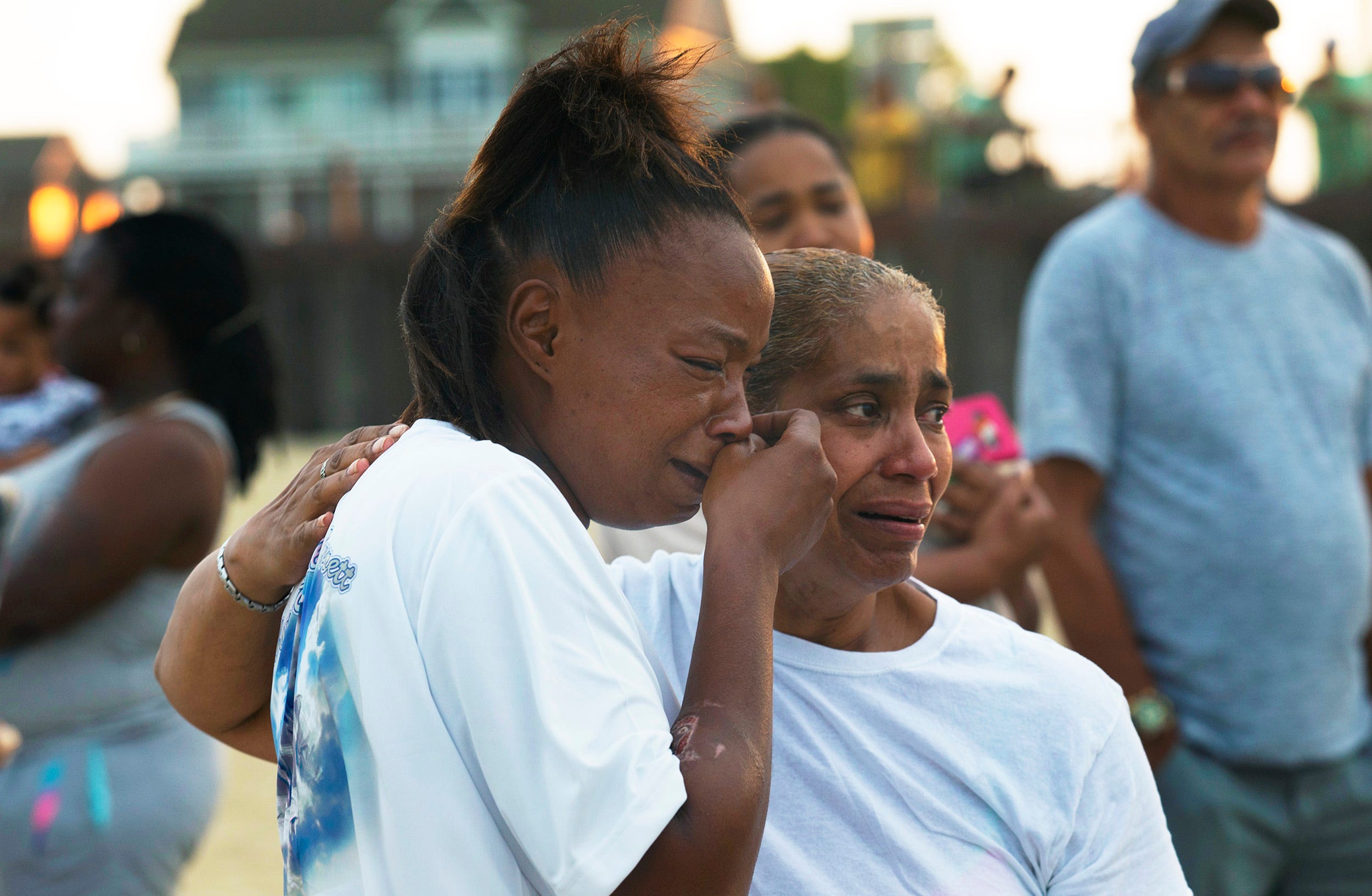 Thirty years after their sister drowned, they finally return to the beach