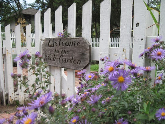 The Well Dressed Garden Creating The Essential Herb Garden - 