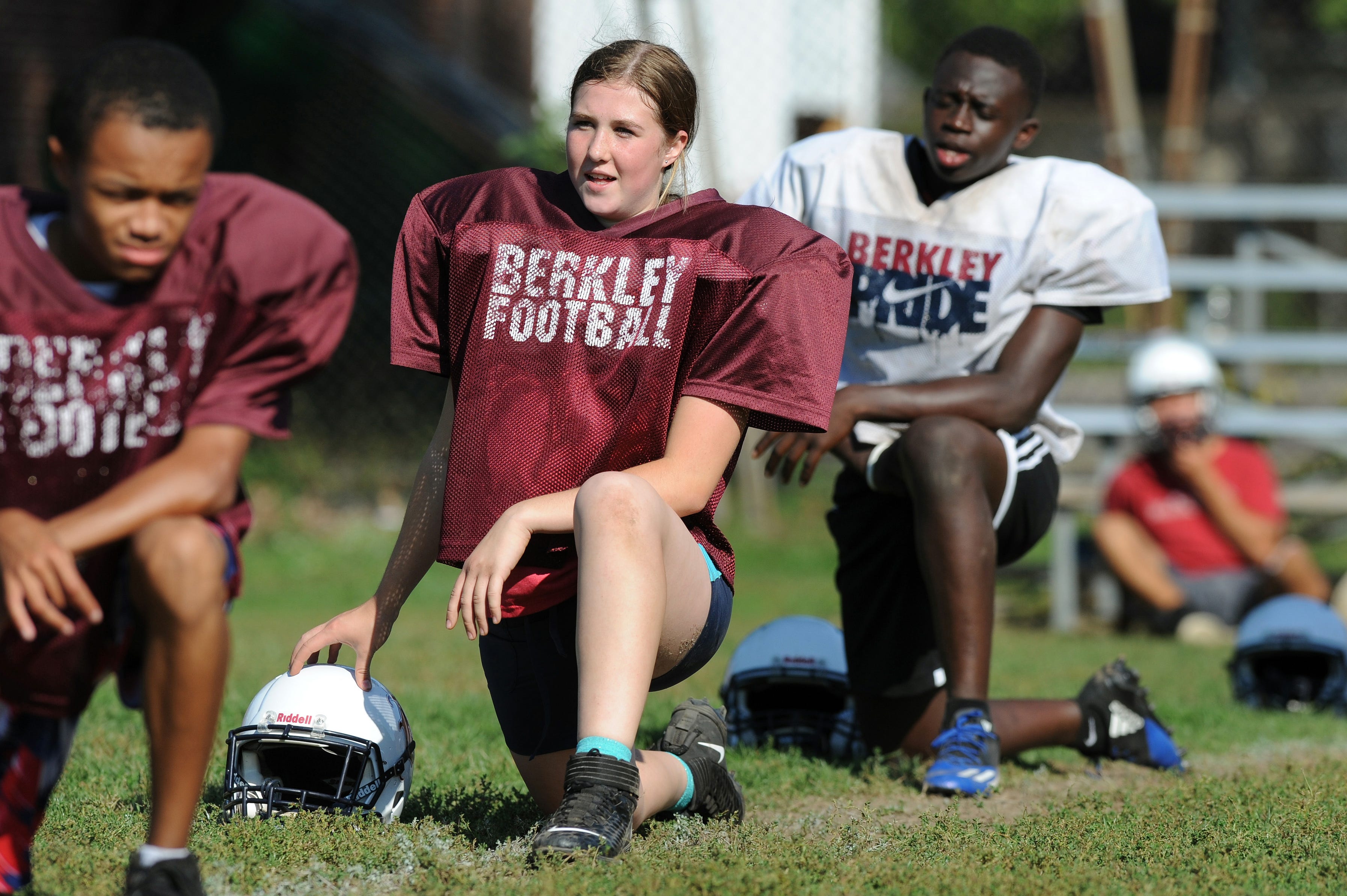 Does girls play football. Gravewood High Player. Tackles of girls. American show of Tackles to girls.