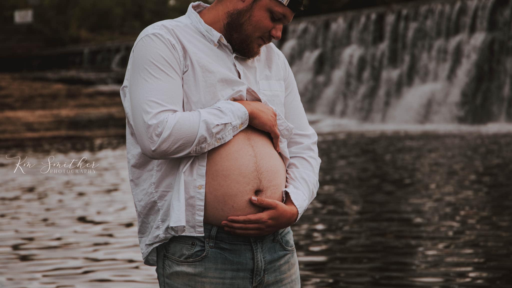 Husband Takes Hilarious Maternity Photos For Pregnant Wife On Bed Rest 8208