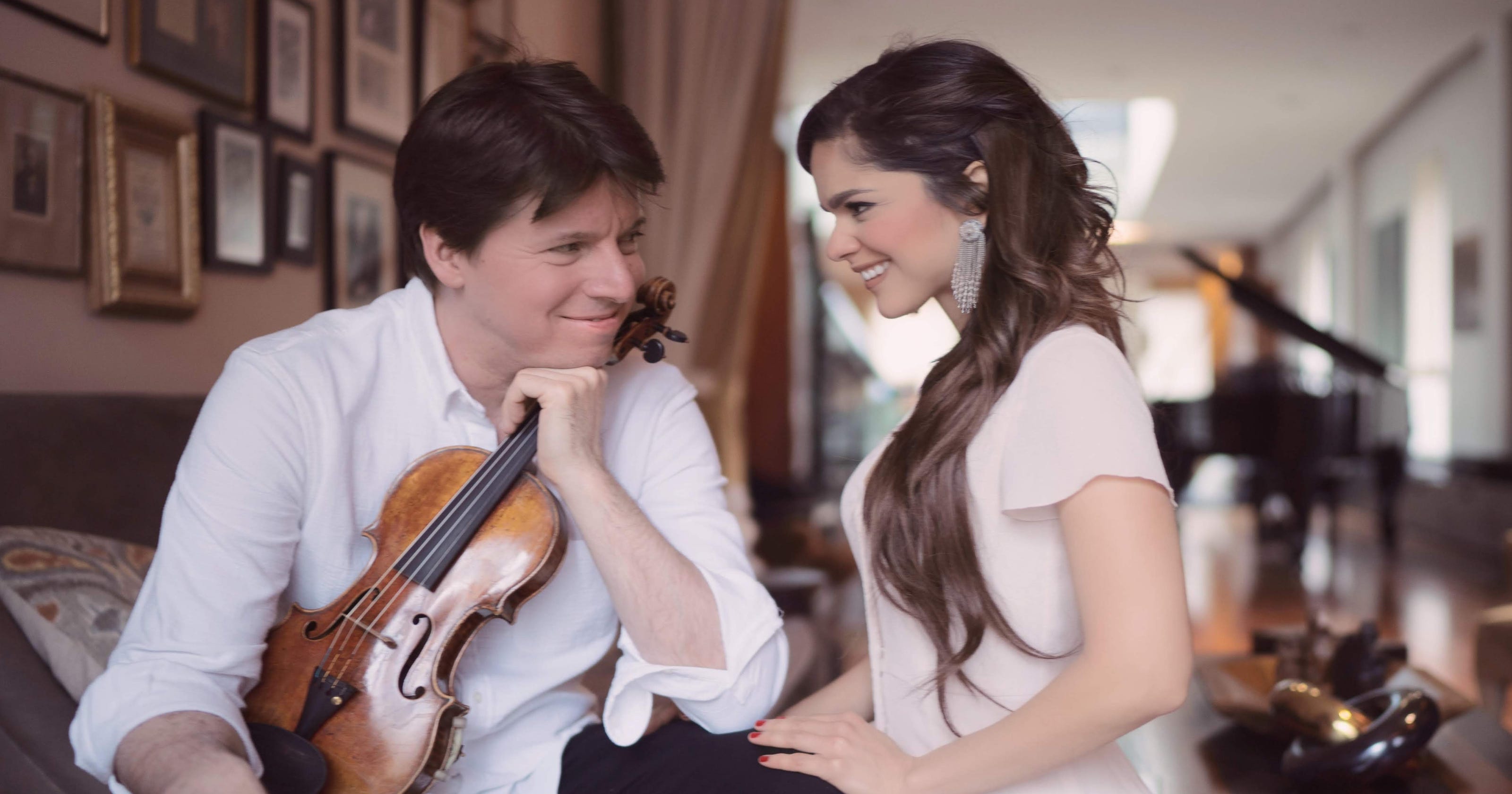 Indiana violin icon Joshua Bell marries opera singer Larisa Martinez