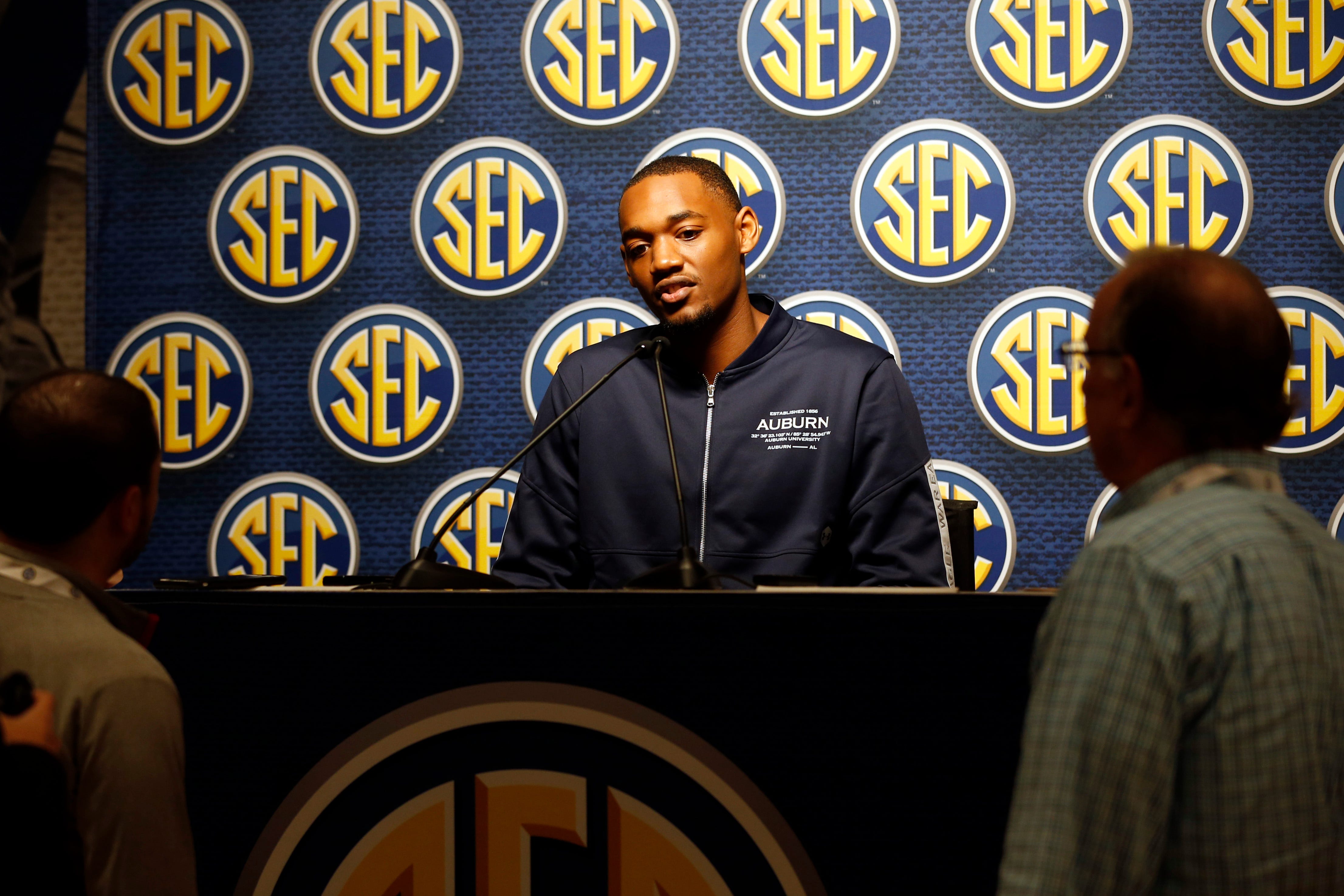 Jordan Traylor wears a Tim Tebow jersey as he watches with dad, News  Photo - Getty Images