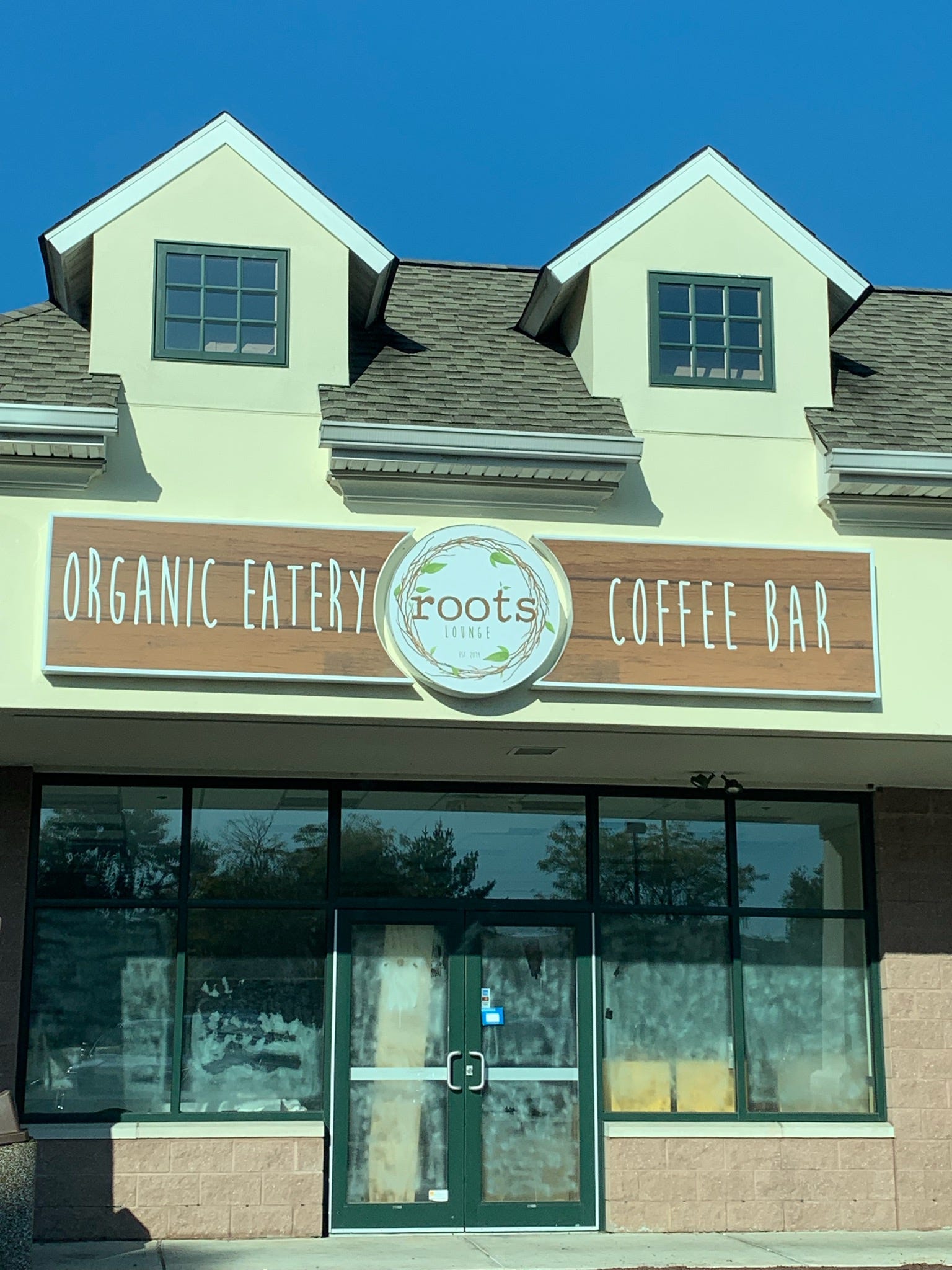 roots lounge organic eatery & coffee bar