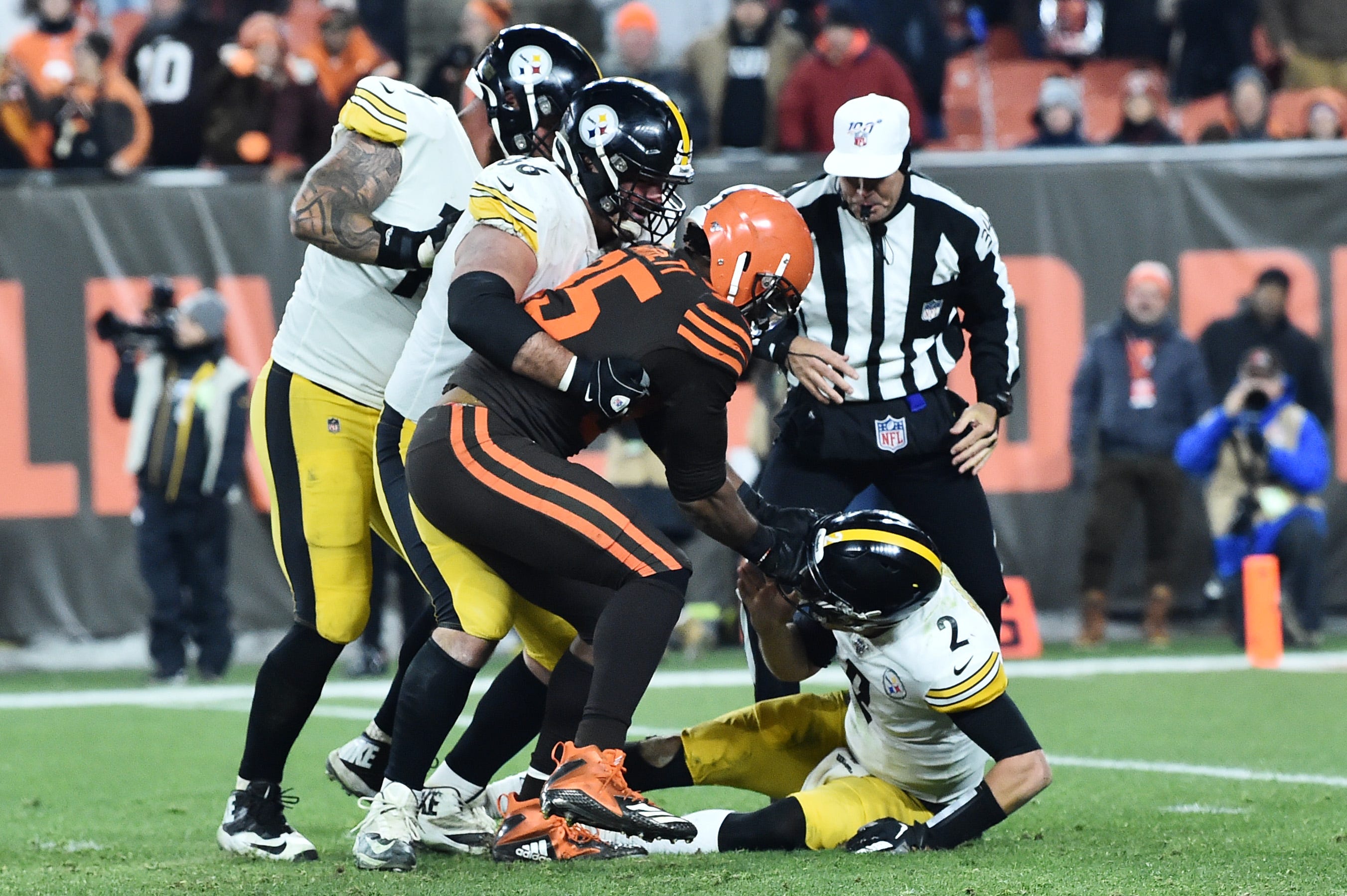 pittsburgh steelers helmet fight