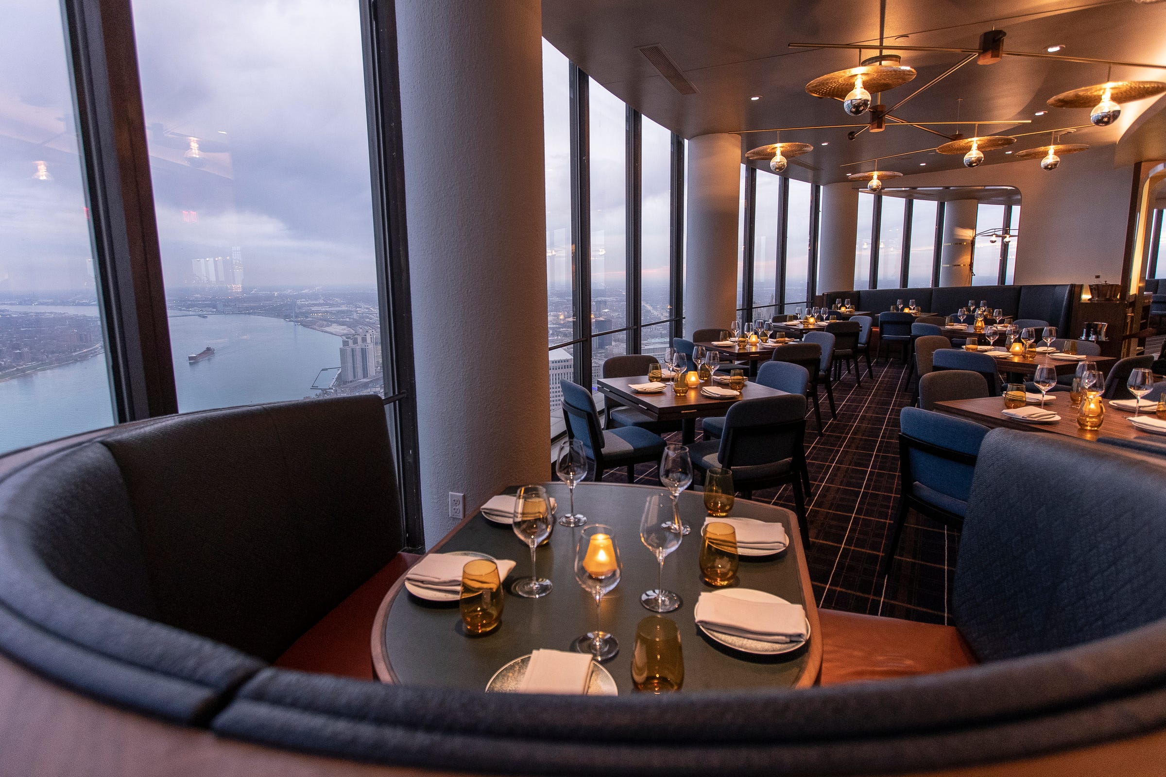 Highlands Steakhouse restaurant opens atop Detroit Renaissance Center