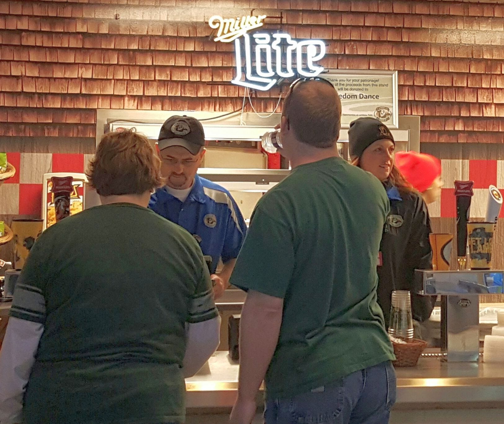 Packers fans drink free beer all game at Wisconsin pub because their team  never scored