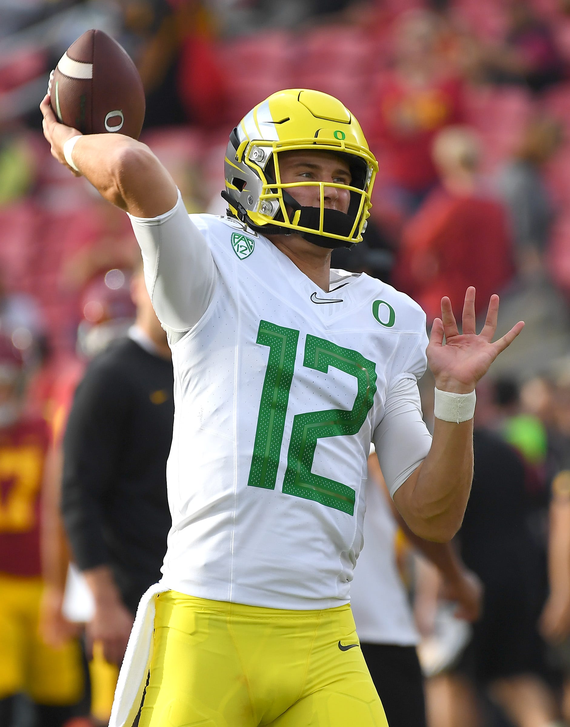 Shough Leads Quarterback Competition Entering Oregon Ducks Fall Camp