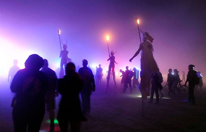 Brûleurs Sur Échasses Marchent Avec Le Cortège Menant À L'Incendie De L'Homme Pendant Burning Man 2014