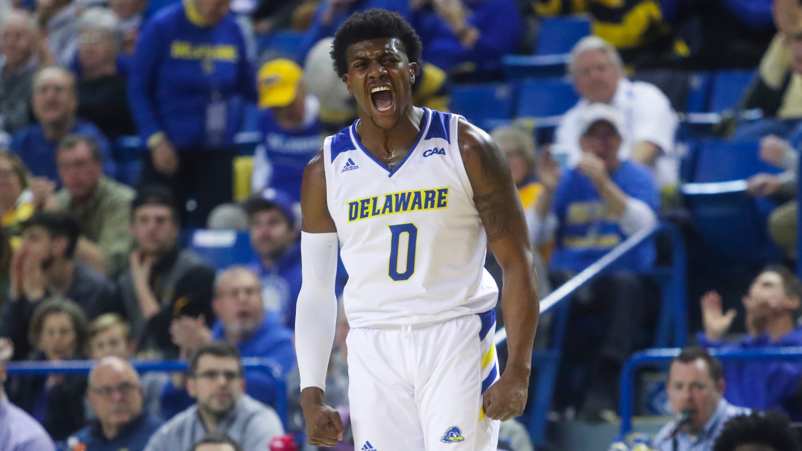 Delaware wins 5th straight in basketball before near sellout