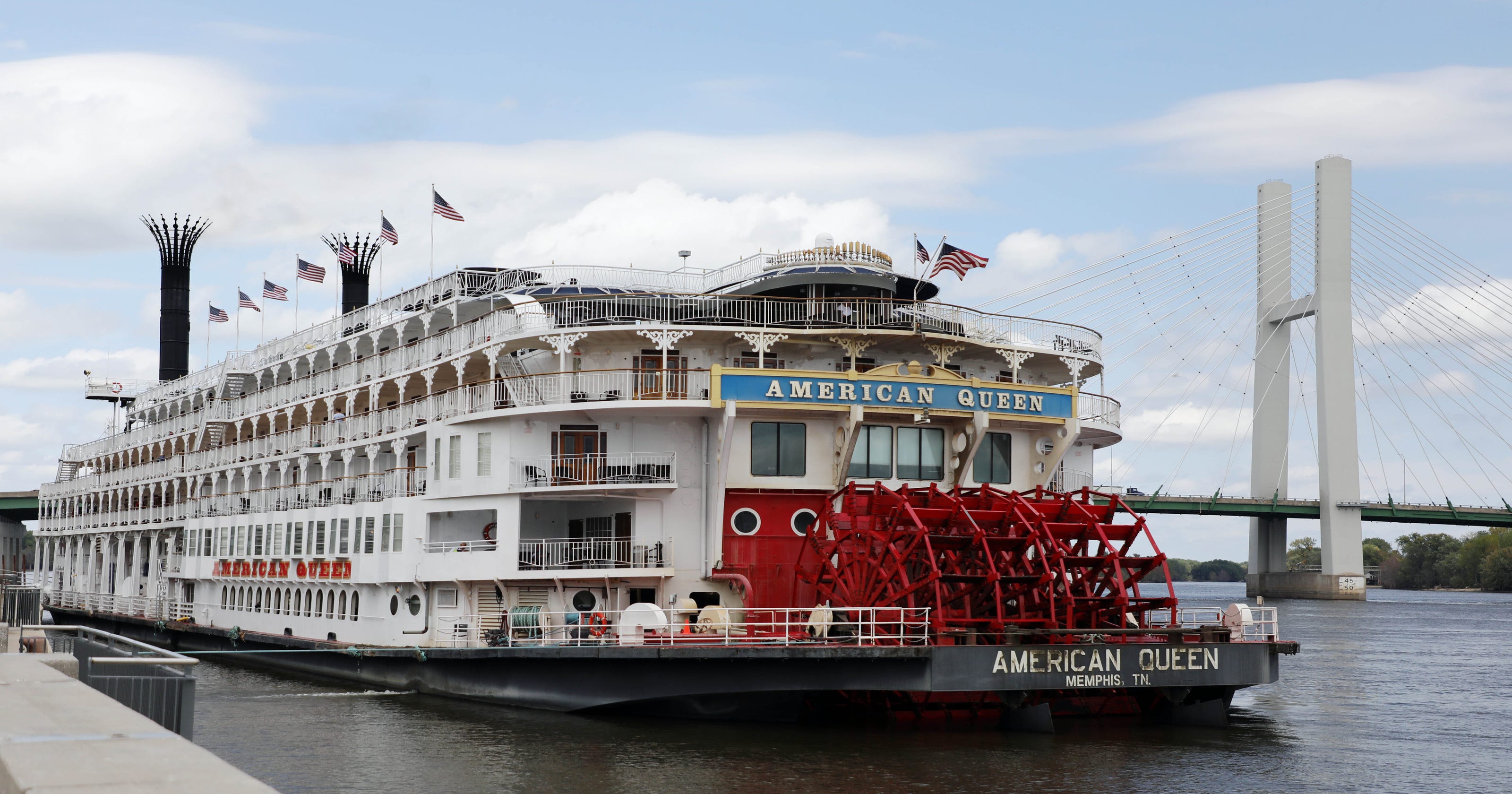 Mississippi River cruise lines compete for docking space in Burlington