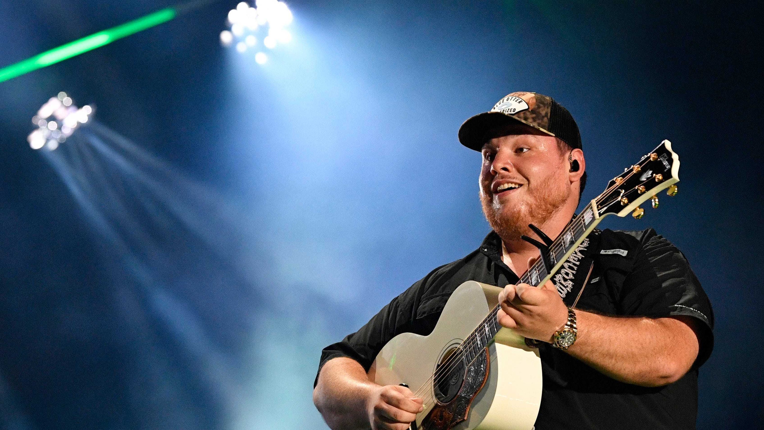 Luke Combs on ACM Awards sings 'Better Together' at Bluebird Cafe