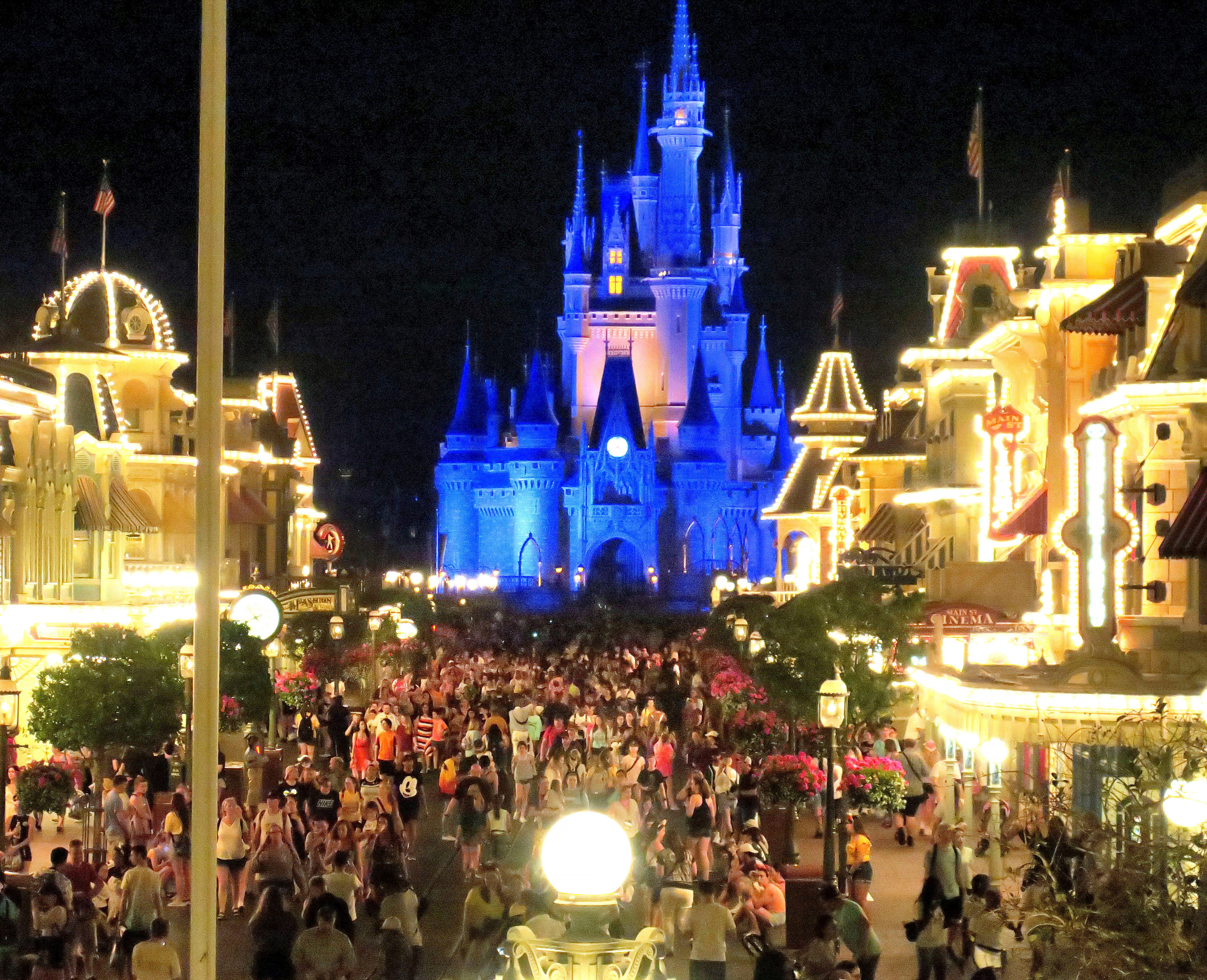 Coronavirus Disney World Officially Closes After Drawing Big Crowds