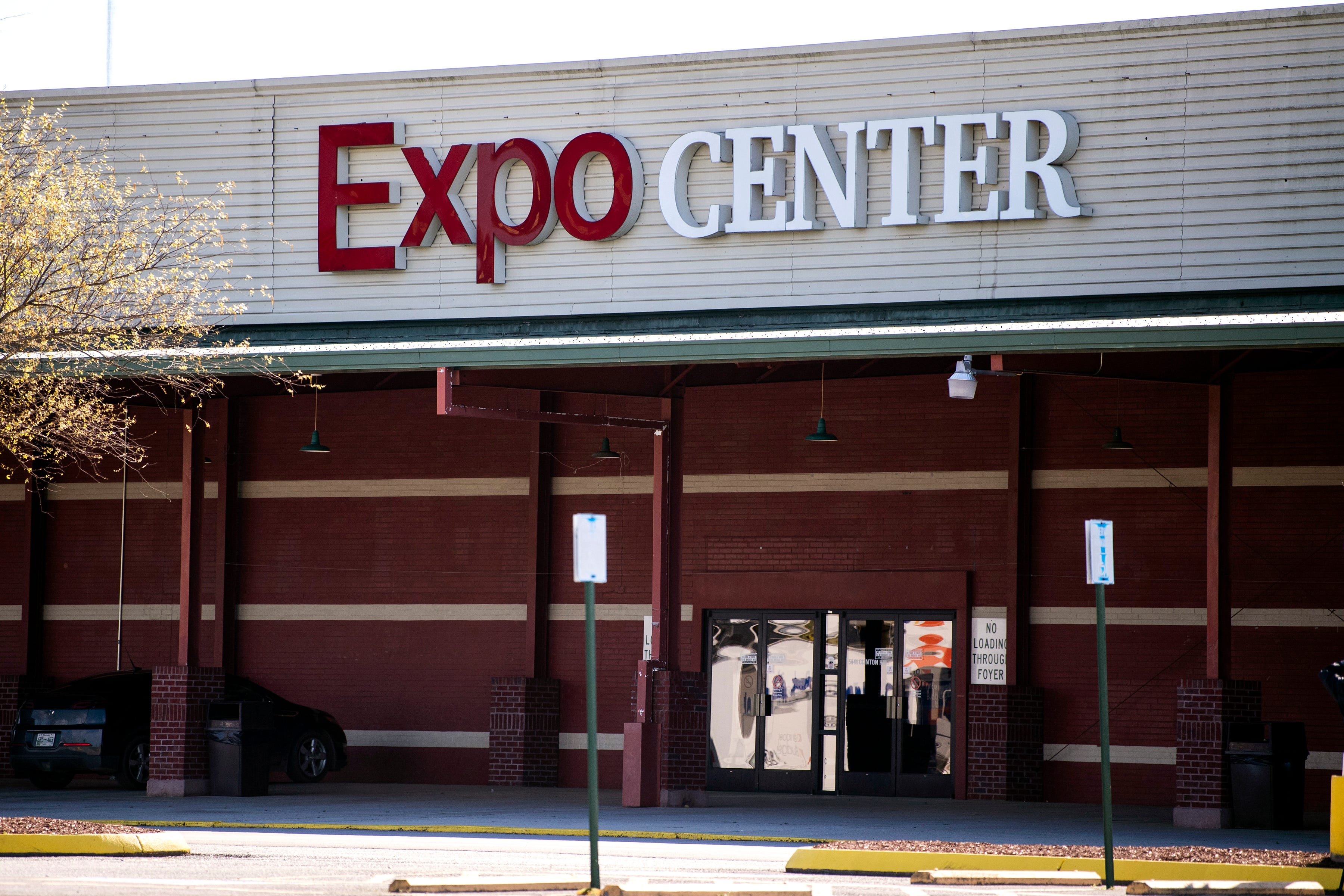 distance from knoxville expo center to convention center
