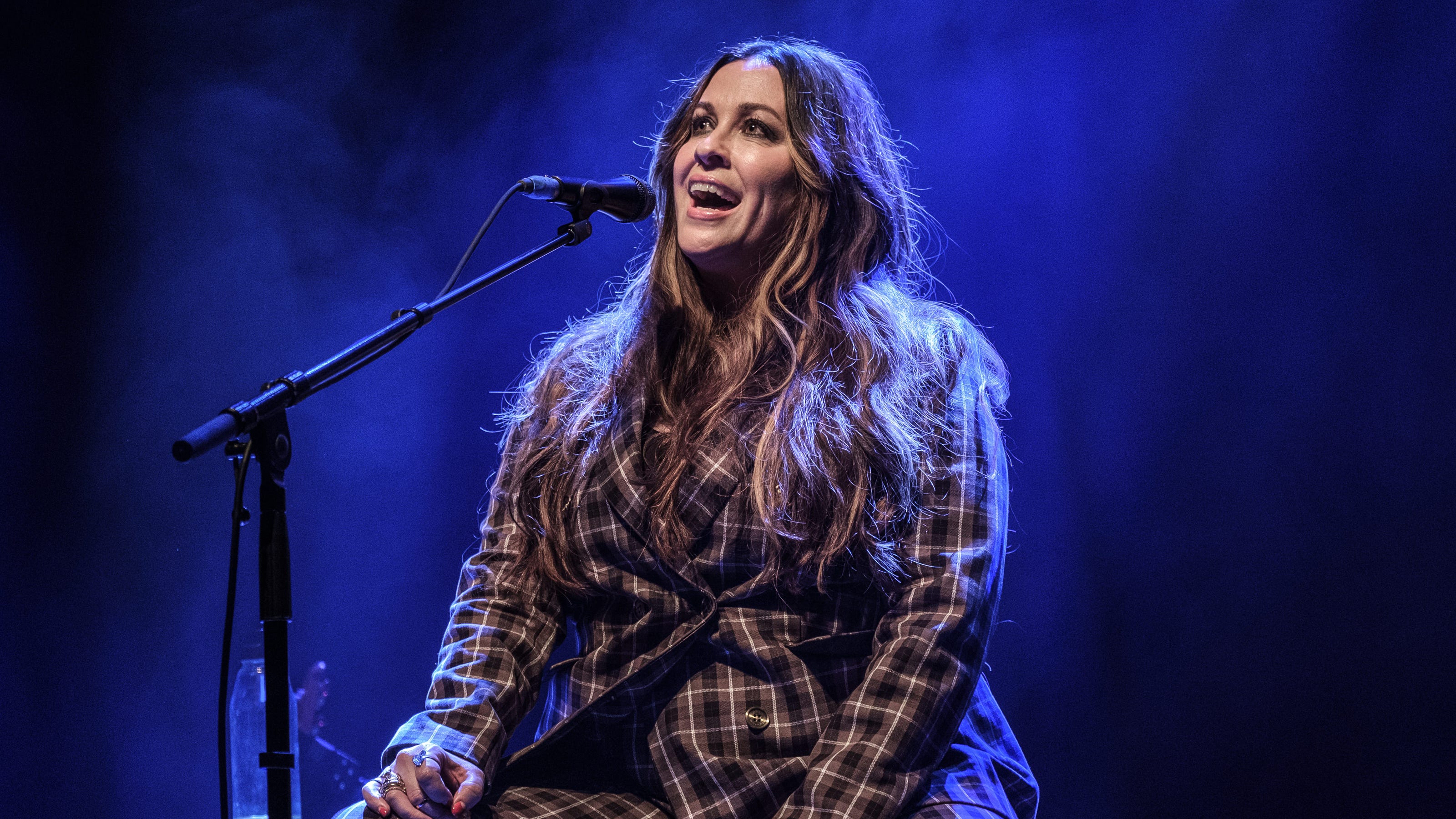 Alanis Morissette Pays Tribute To Moms With Breastfeeding Health Cover