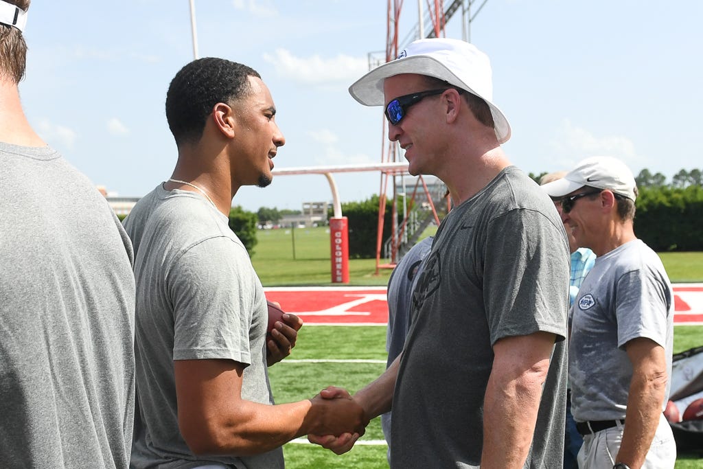 Jordan Love gets 'gems' from legend Peyton Manning at Packers camp