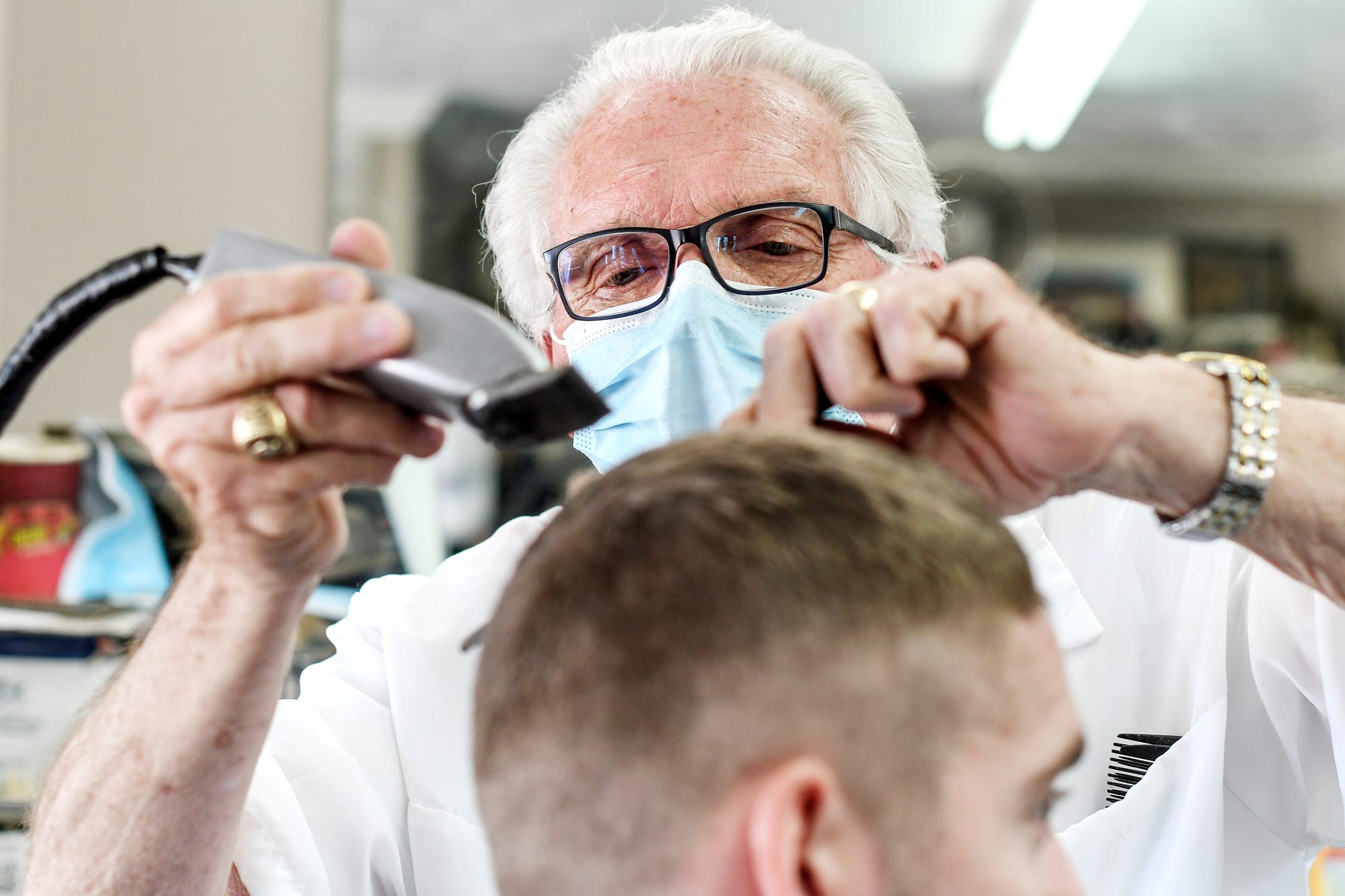 Owosso Barber Reopens Shop Despite Gov Whitmer S Shutdown Orders