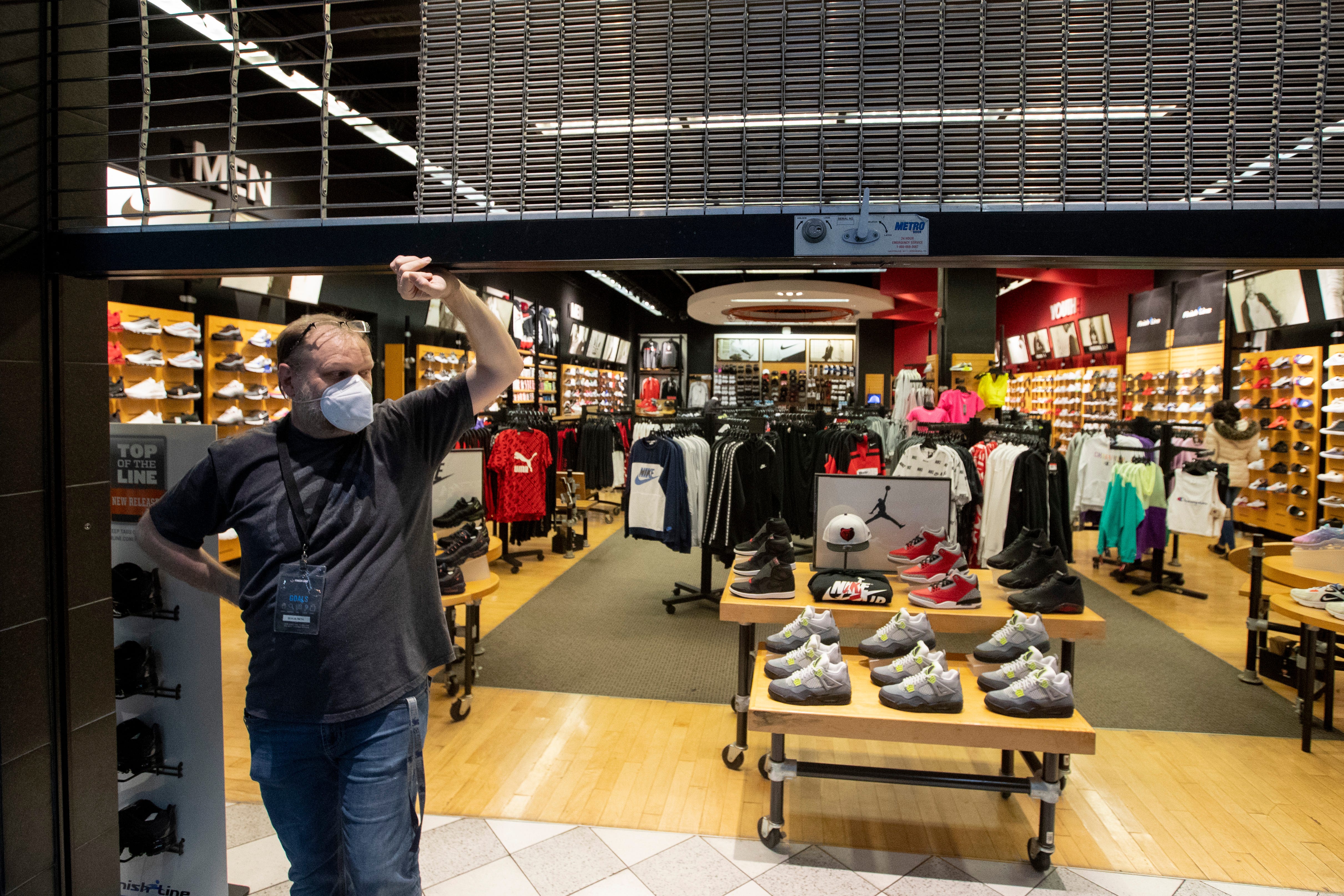 foot locker in the oak court mall