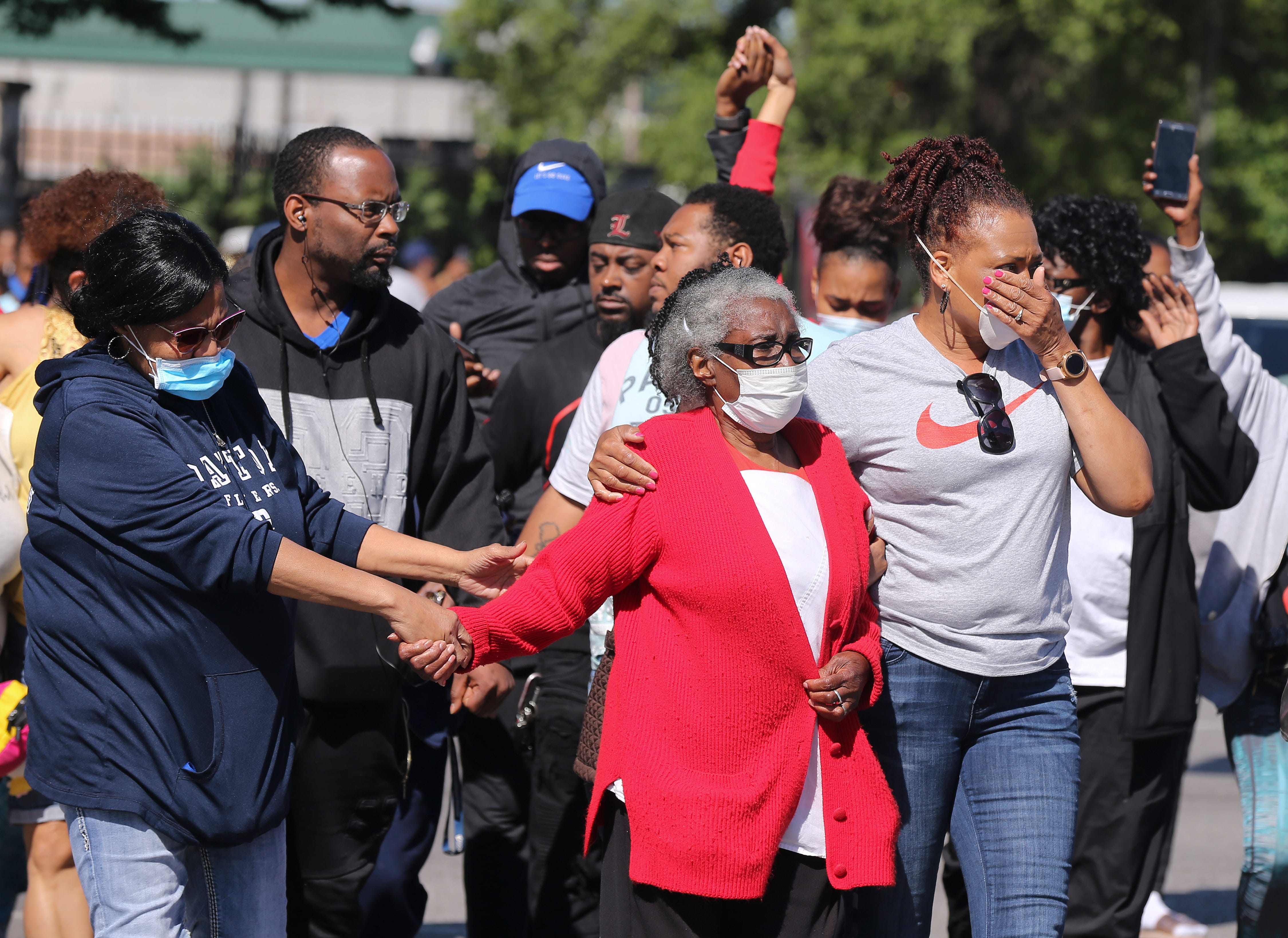 louisville protests looting captured on video at west end kroger david mcatee honored in louisville gathering at 26th and broadway