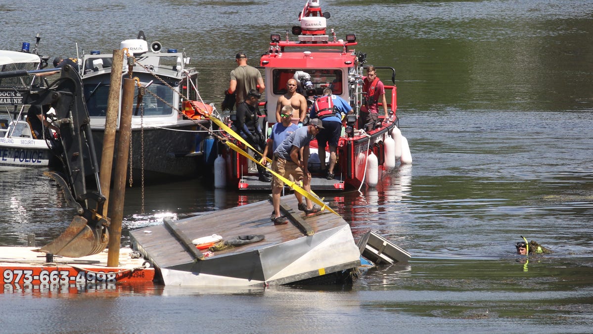 Lake Hopatcong NJ worker dies after weed harvester capsizes