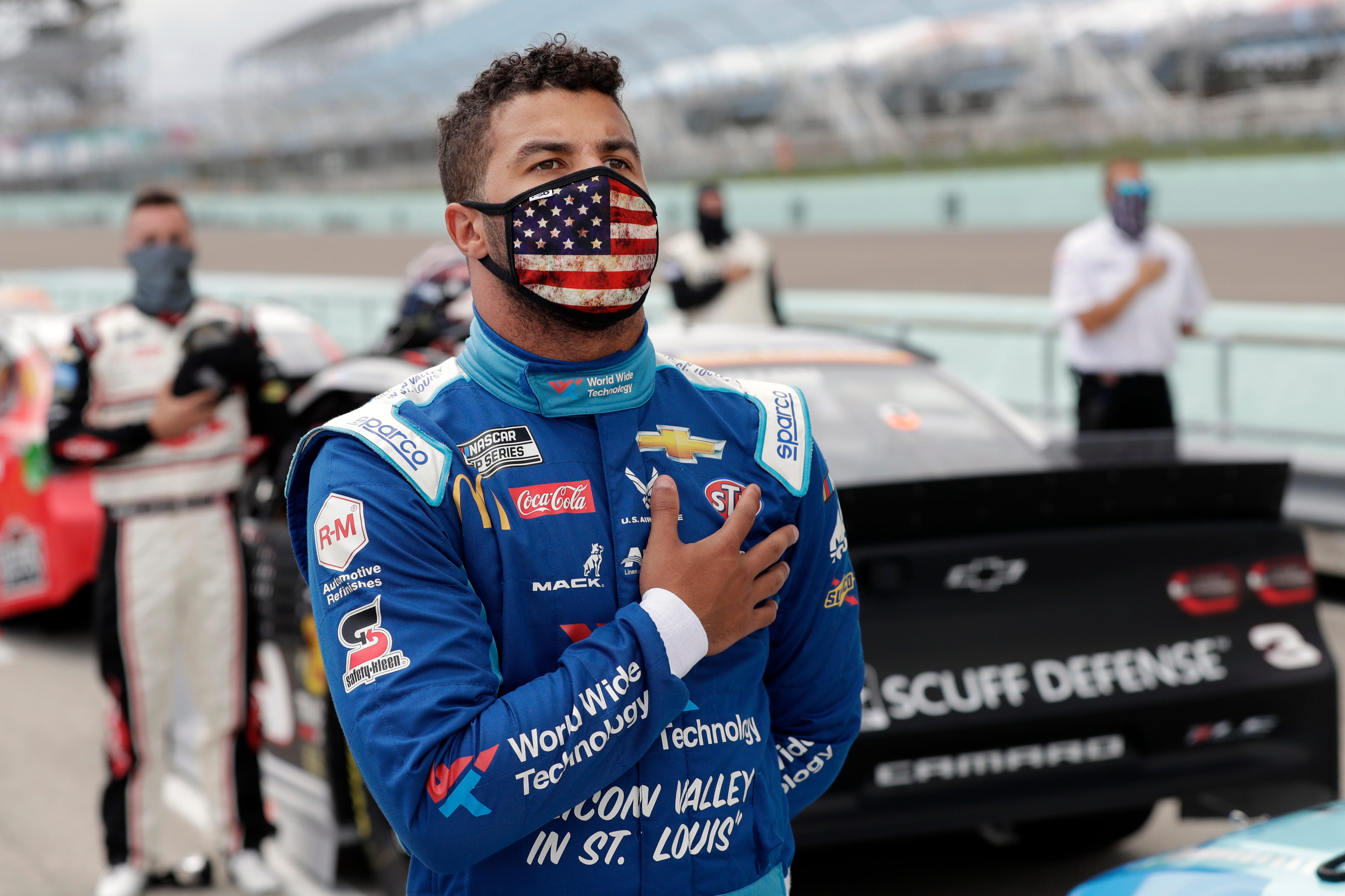 Гонщик наскар. NASCAR гонщики. Пилоты наскар. Bubba Wallace. Баба Уоллес наскар.