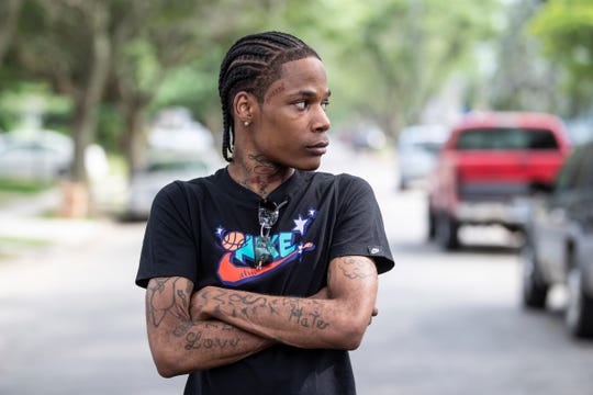 Michael Oliver, 26 Ans, Pose Pour Une Photo Mercredi Dans Son Quartier De Détroit.