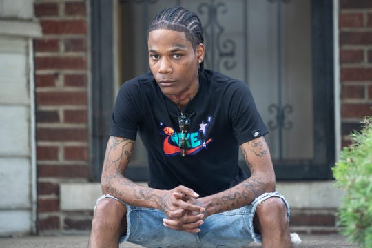 Michael Oliver, 26 Ans, Pose Pour Une Photo Mercredi Dans Son Quartier De Détroit.  L'Année Dernière, Il A Été Accusé D'Avoir Pénétré Dans Un Véhicule, Saisi Un Téléphone Portable À Un Homme Et L'Avoir Endommagé.  Les Responsables Ont Conclu Qu'Oliver Avait Été Mal Identifié En Tant Qu'Auteur Et Ont Rejeté L'Affaire.  La Police De Détroit A Utilisé La Technologie De Reconnaissance Faciale Dans L'Enquête.