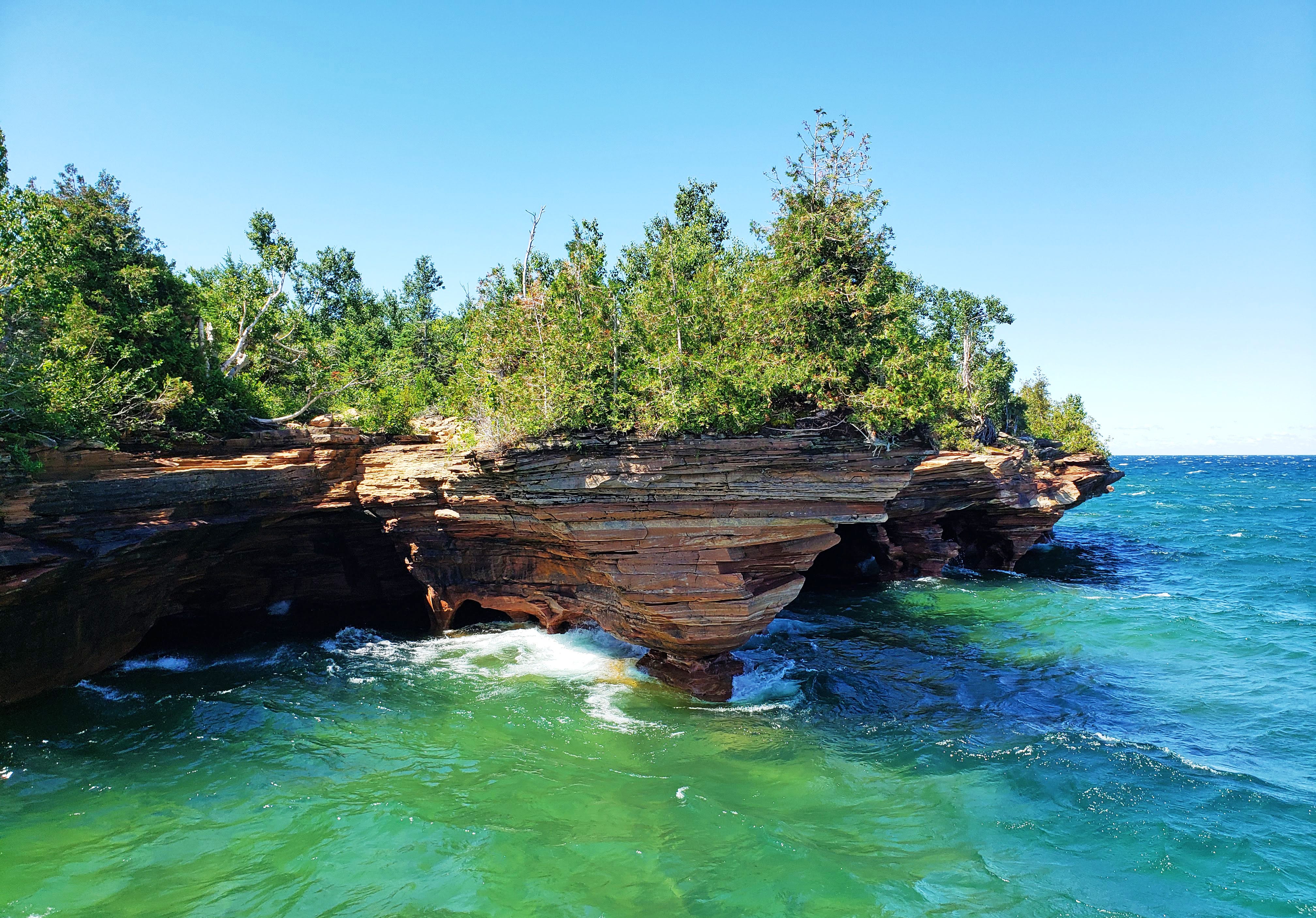 are dogs allowed on apostle islands