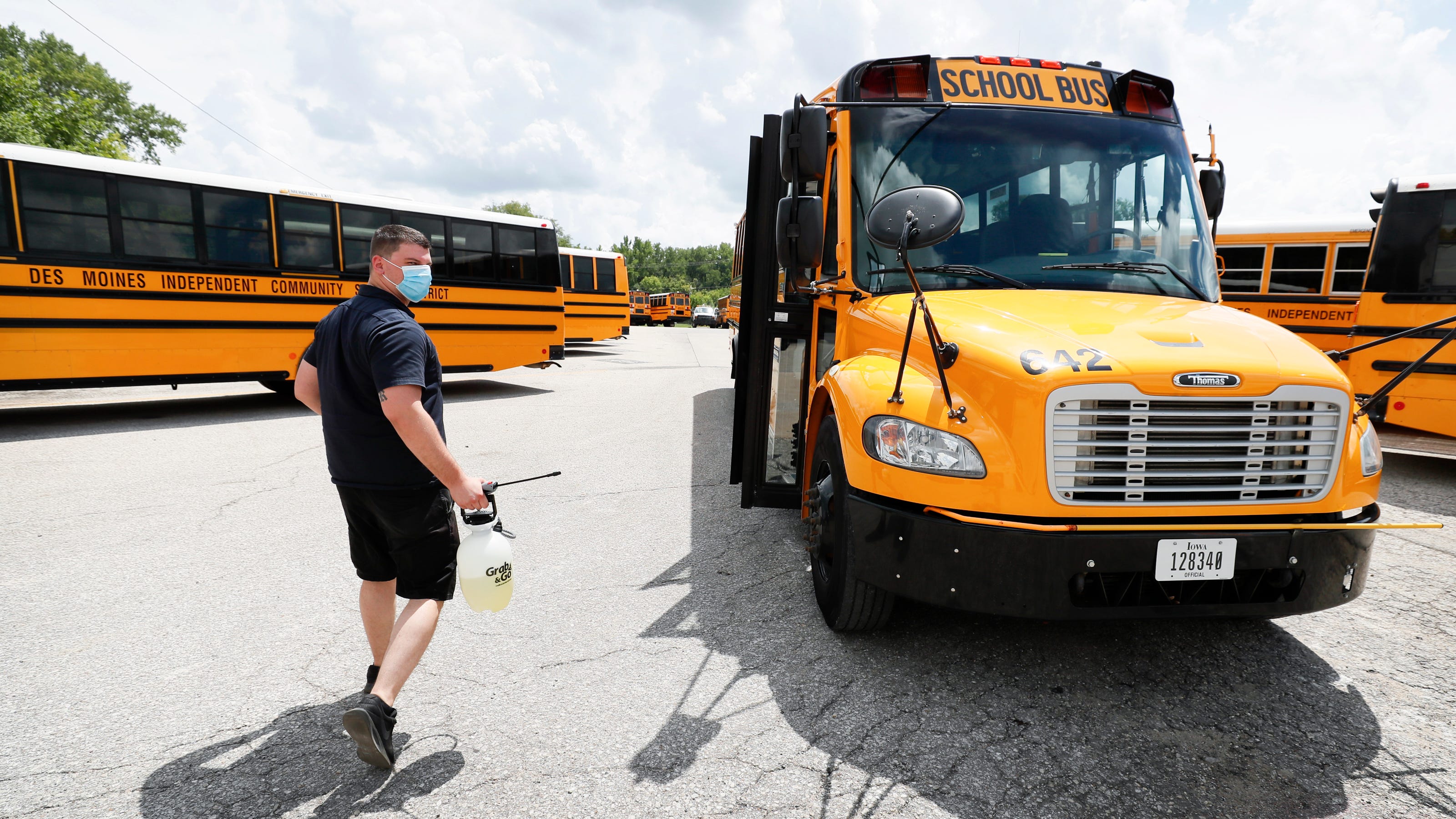 Des Moines Public Schools to offer benefits to part time bus drivers