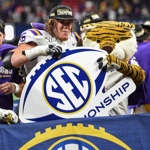 The LSU Tigers celebrate after beating the Georgia