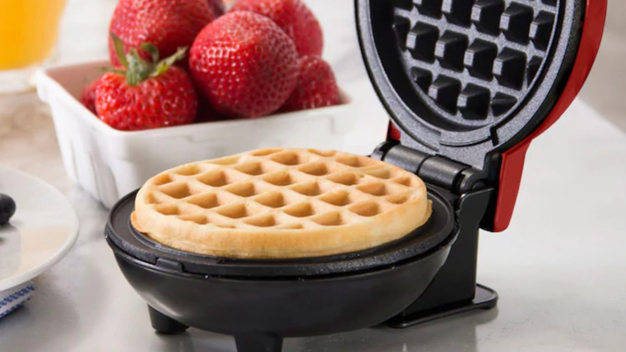 dash mini waffle maker white