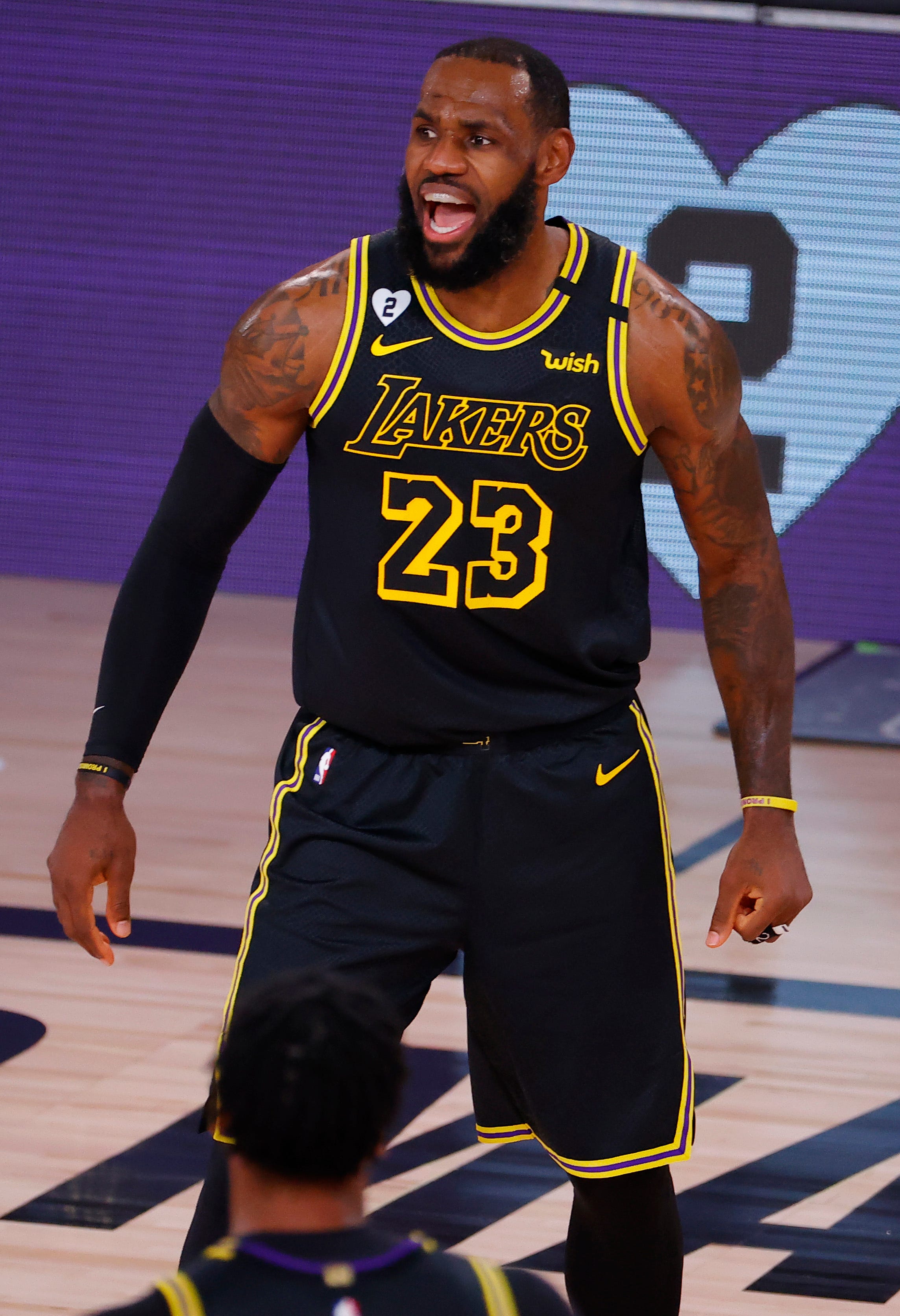 Lakers rout Blazers in Game 4 with 