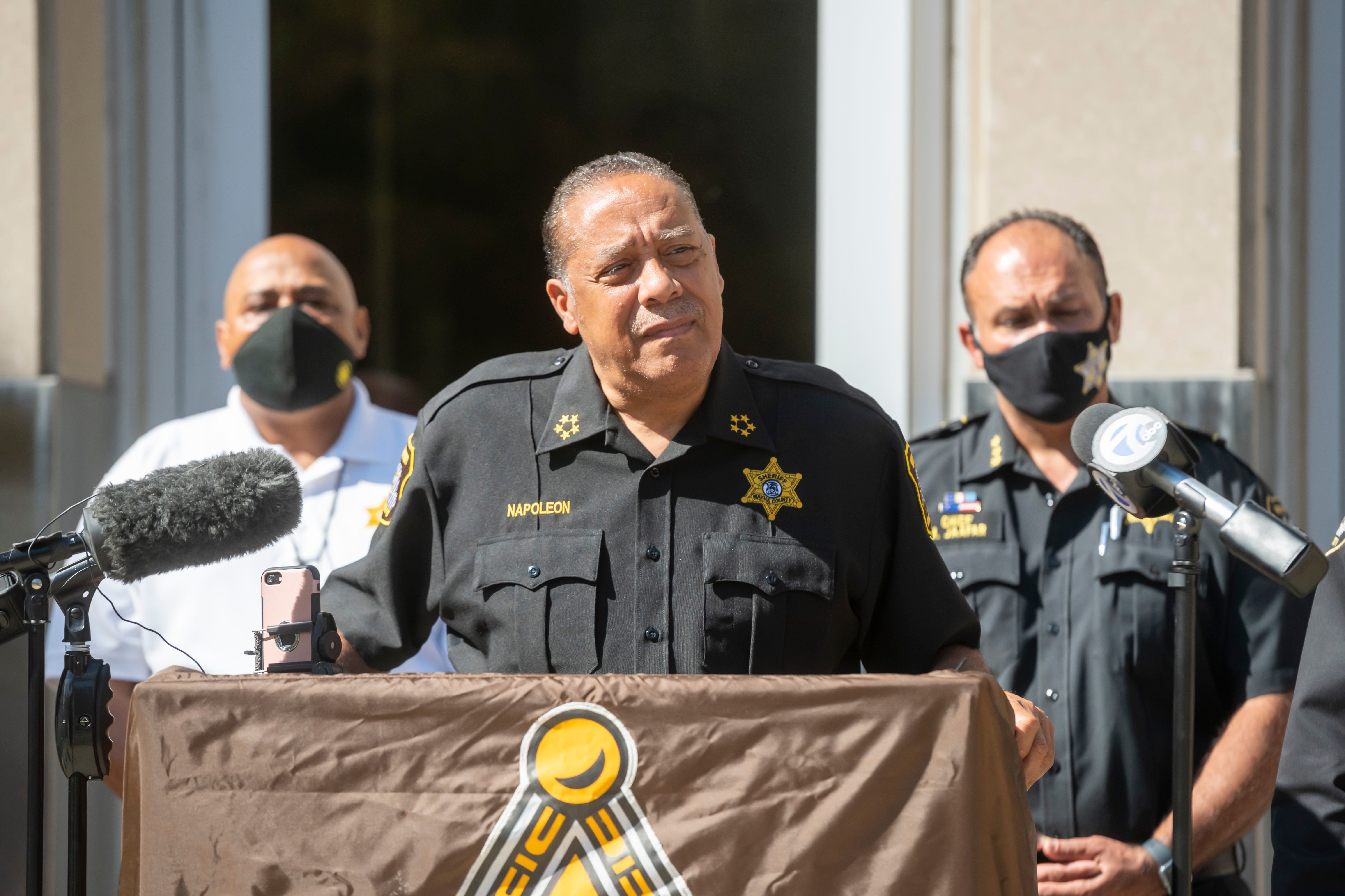 Wayne County Sheriff Napoleon Put On Ventilator Amid Bout With Covid 19