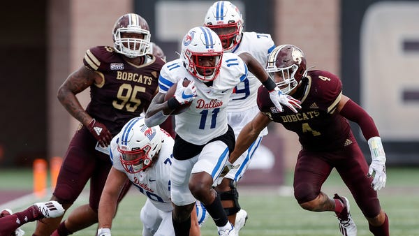 Southern Methodist's Rashee Rice (11) runs past th