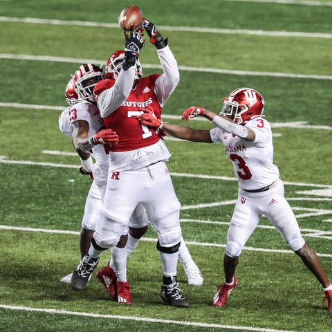 Rutgers offensive lineman Raiqwon O'Neal pitches t