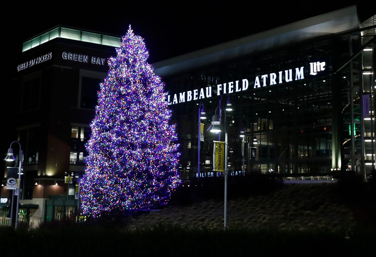 Packers' 46foot Christmas tree has more than 10,000 lights