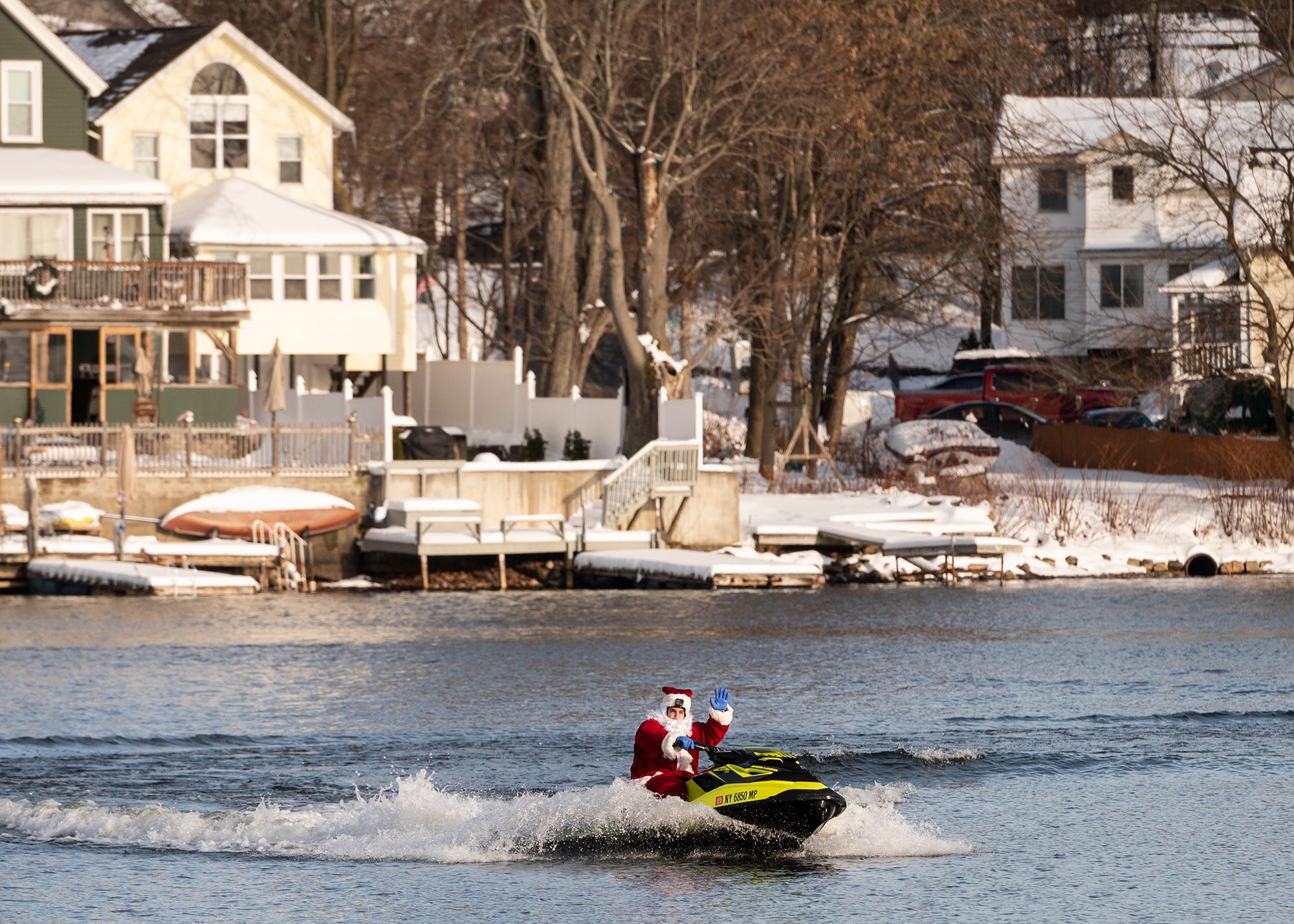 i39 santa claus in jetski