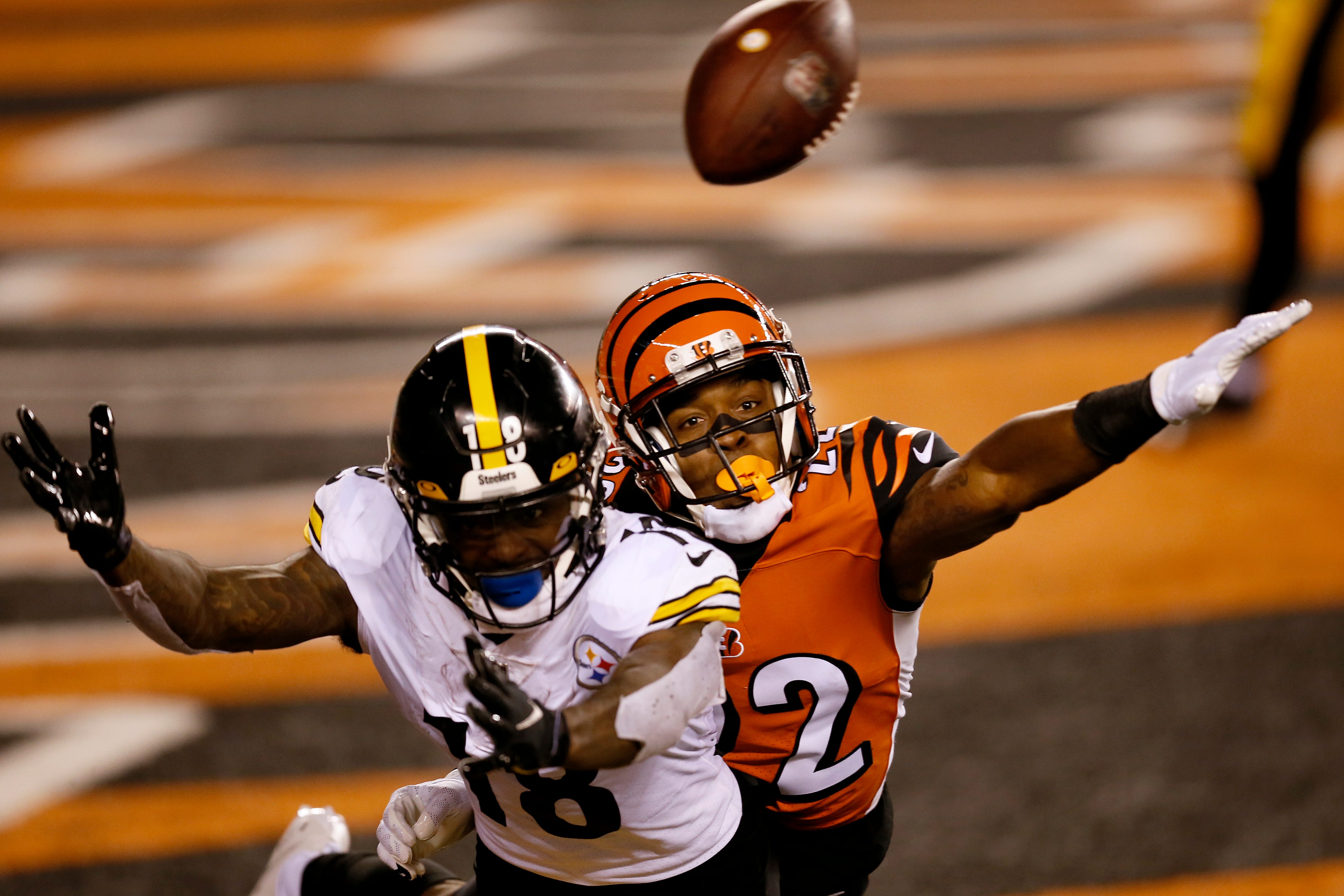 Cincinnati Bengals receiver Chris Henry suffers life-threatening injuries  in car accident 