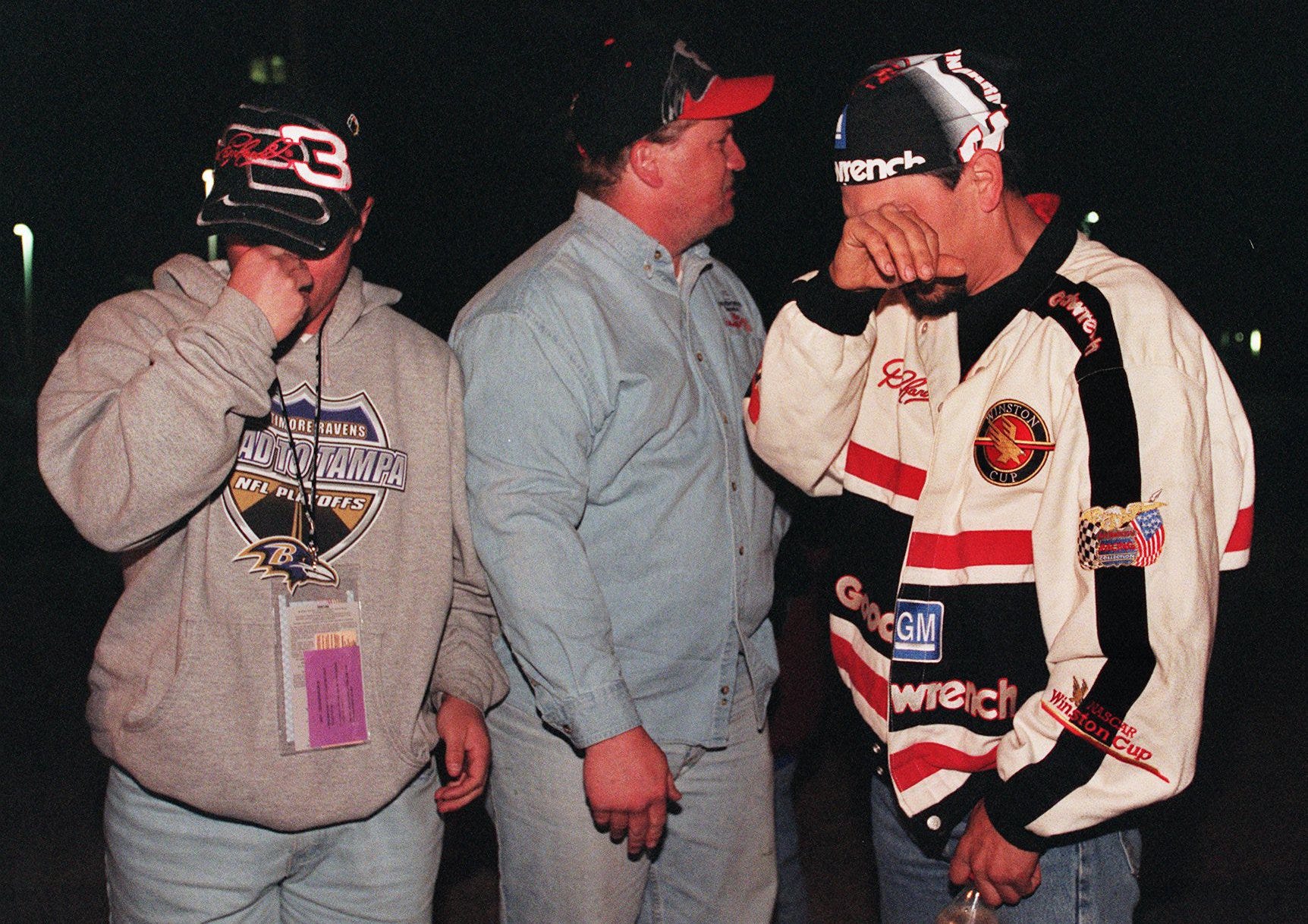 PHOTOS: Fans React To Dale Earnhardt's Death After 2001 Daytona 500 Crash