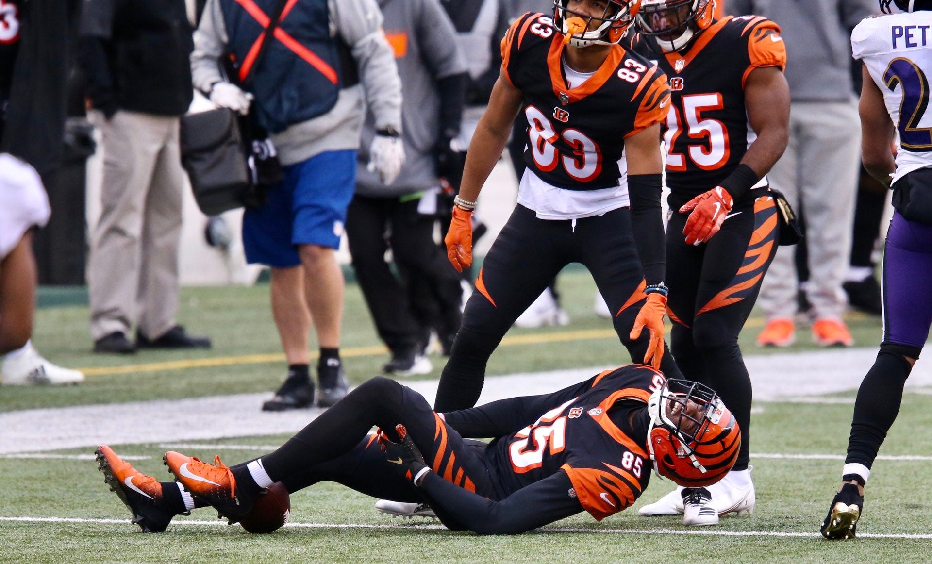 Tee Higgins Leaves Bengals-Ravens Game With Hamstring Injury